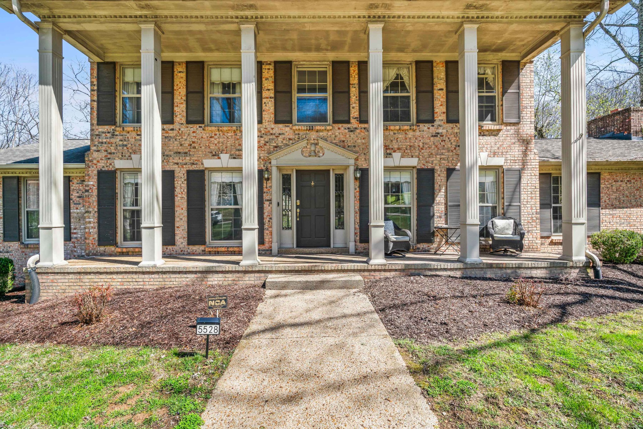 5528 Hillview Dr