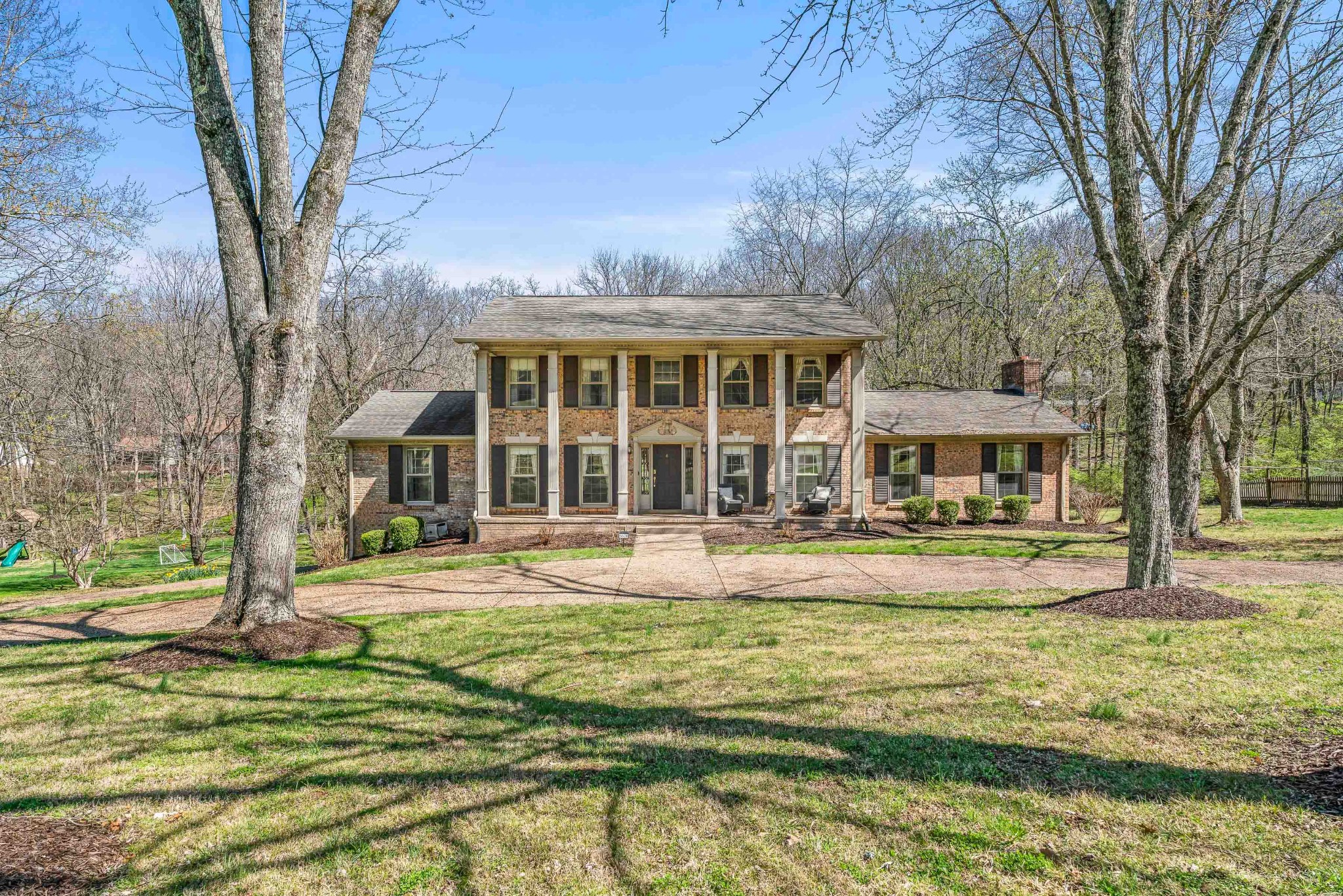 5528 Hillview Dr
