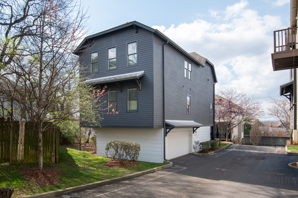 810 Lancaster Way