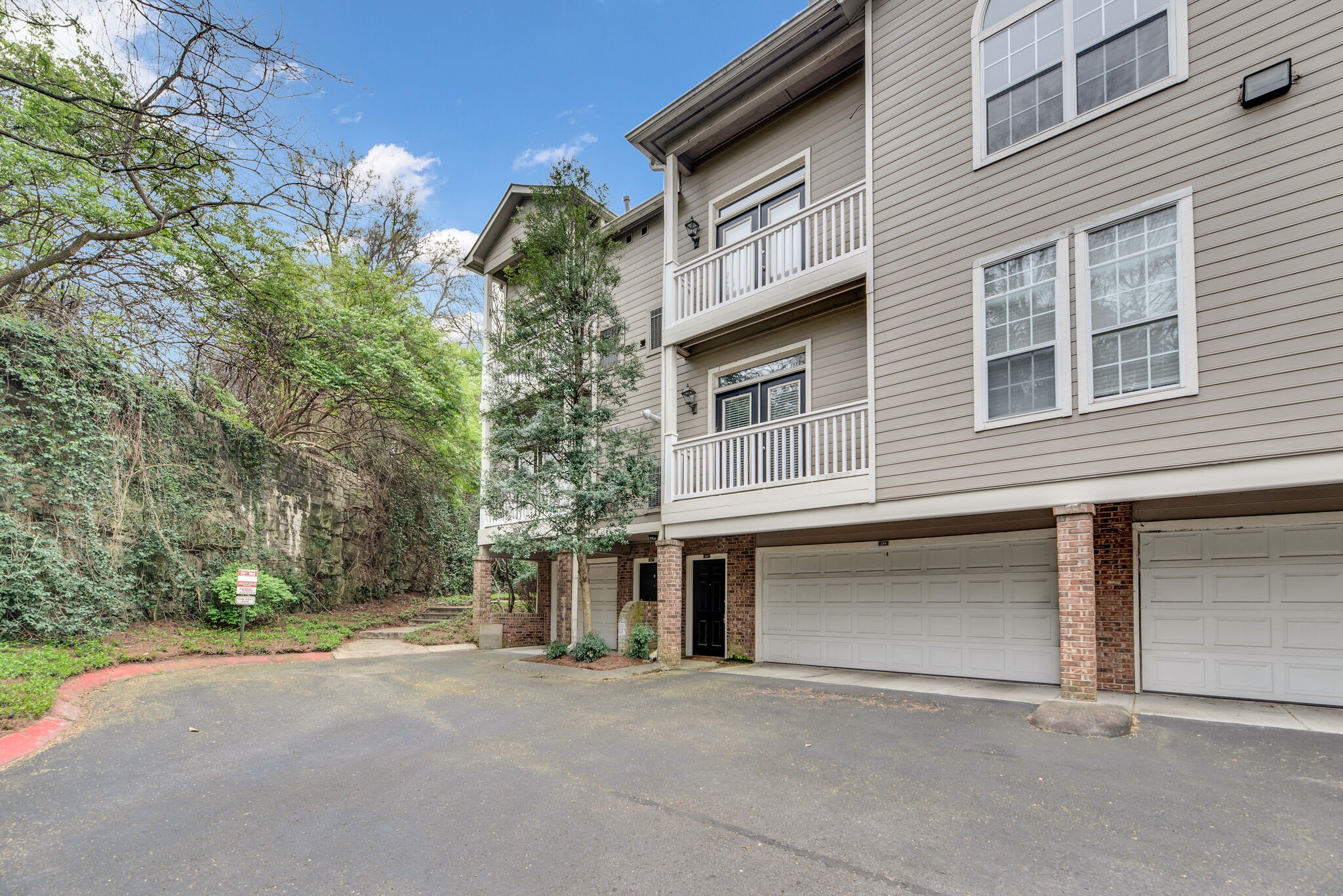 2015 Stokes Ln
