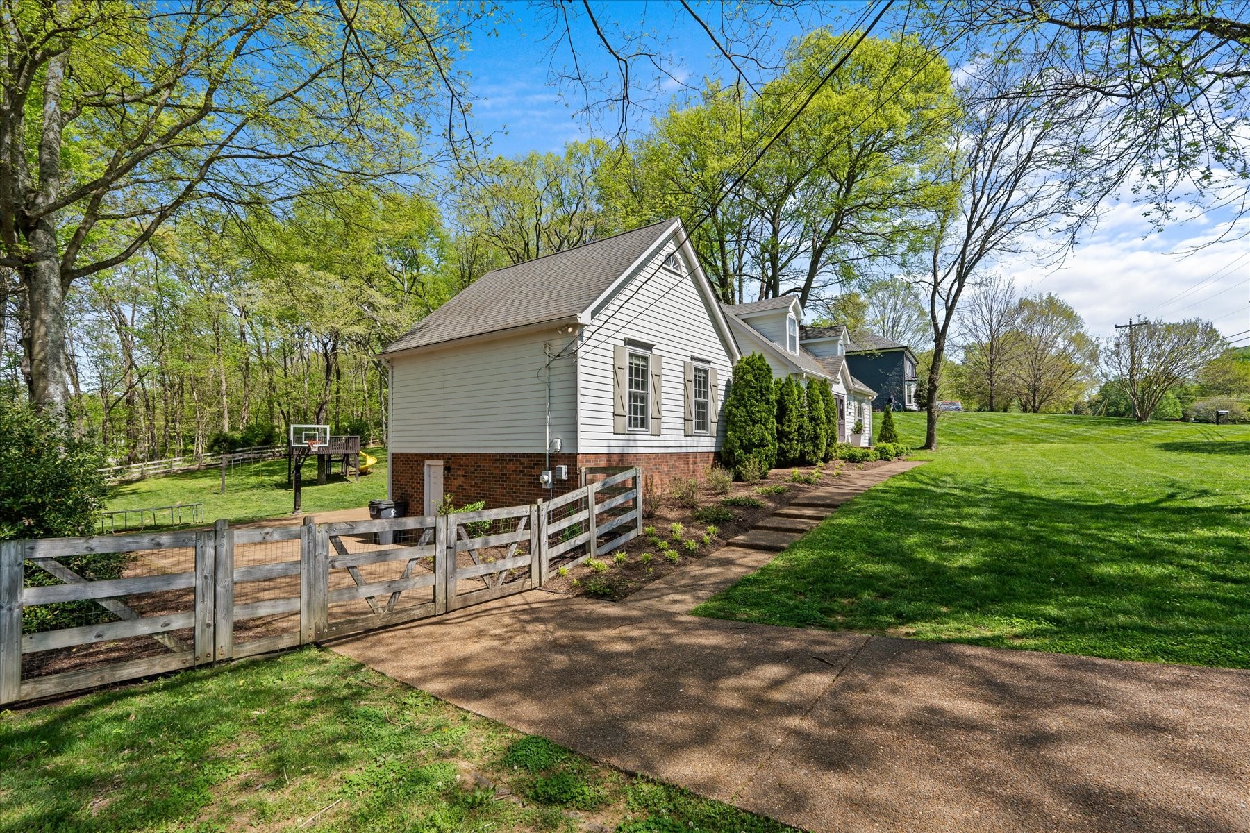 1409 Red Oak Dr