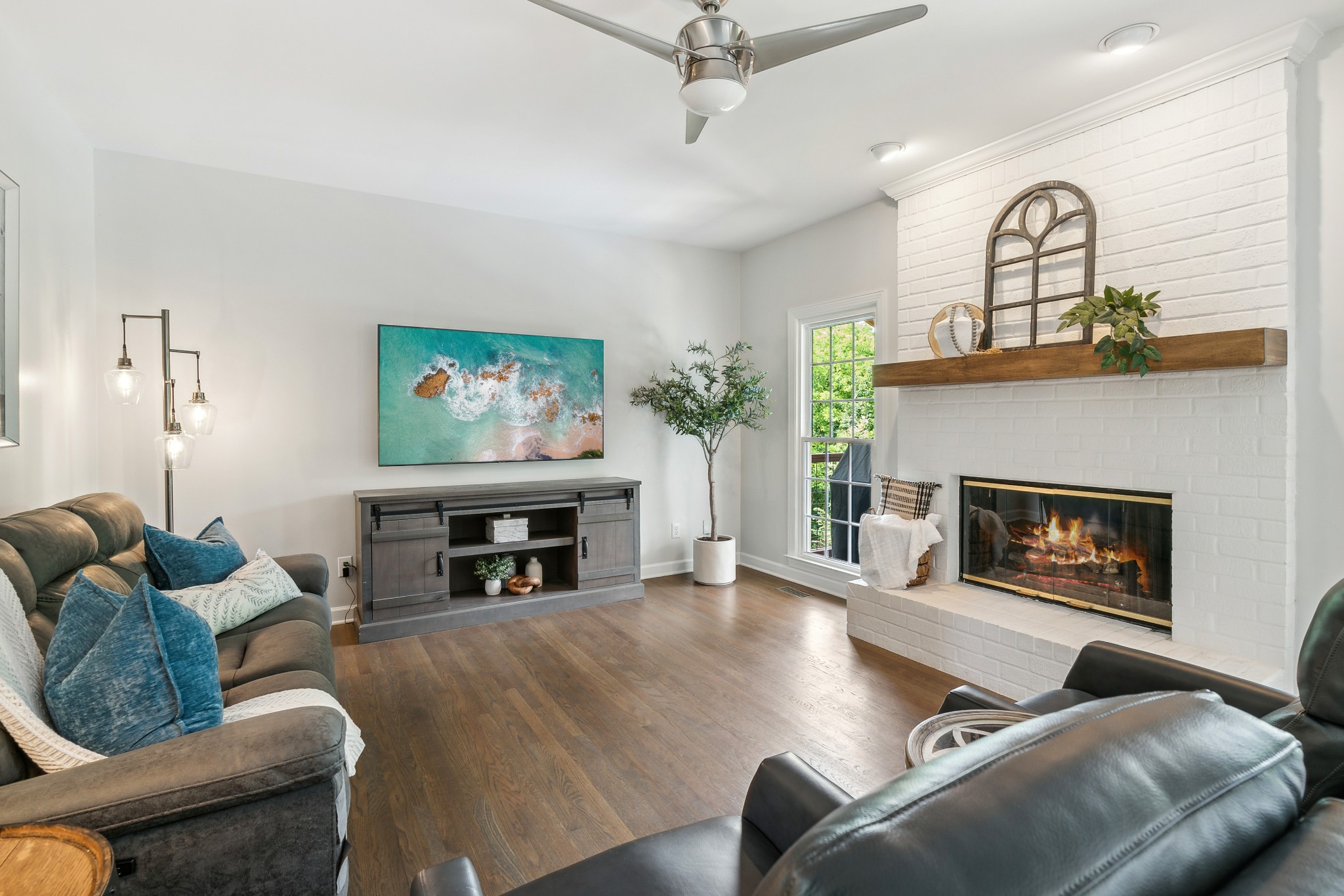 211 Hillside Dr