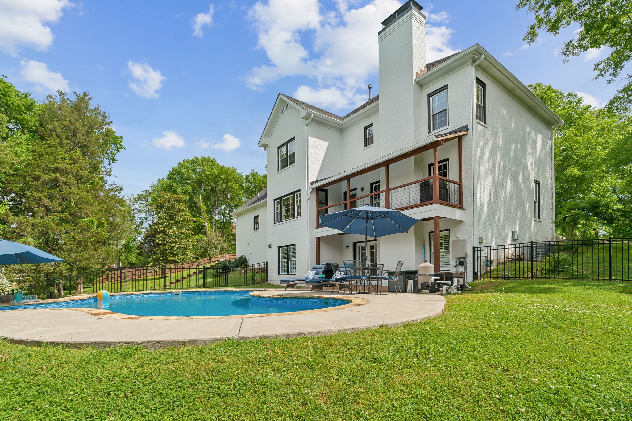 211 Hillside Dr