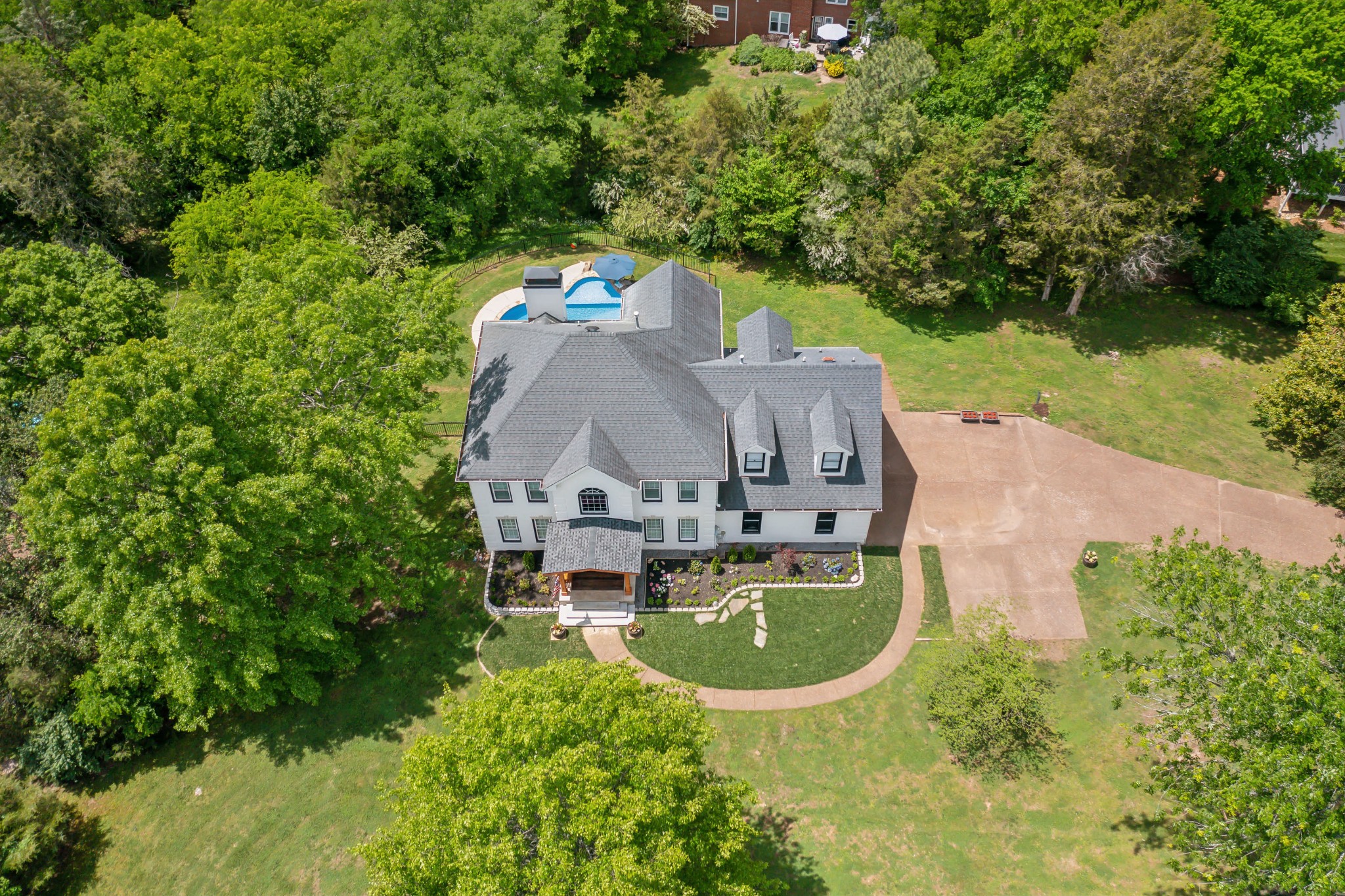 211 Hillside Dr