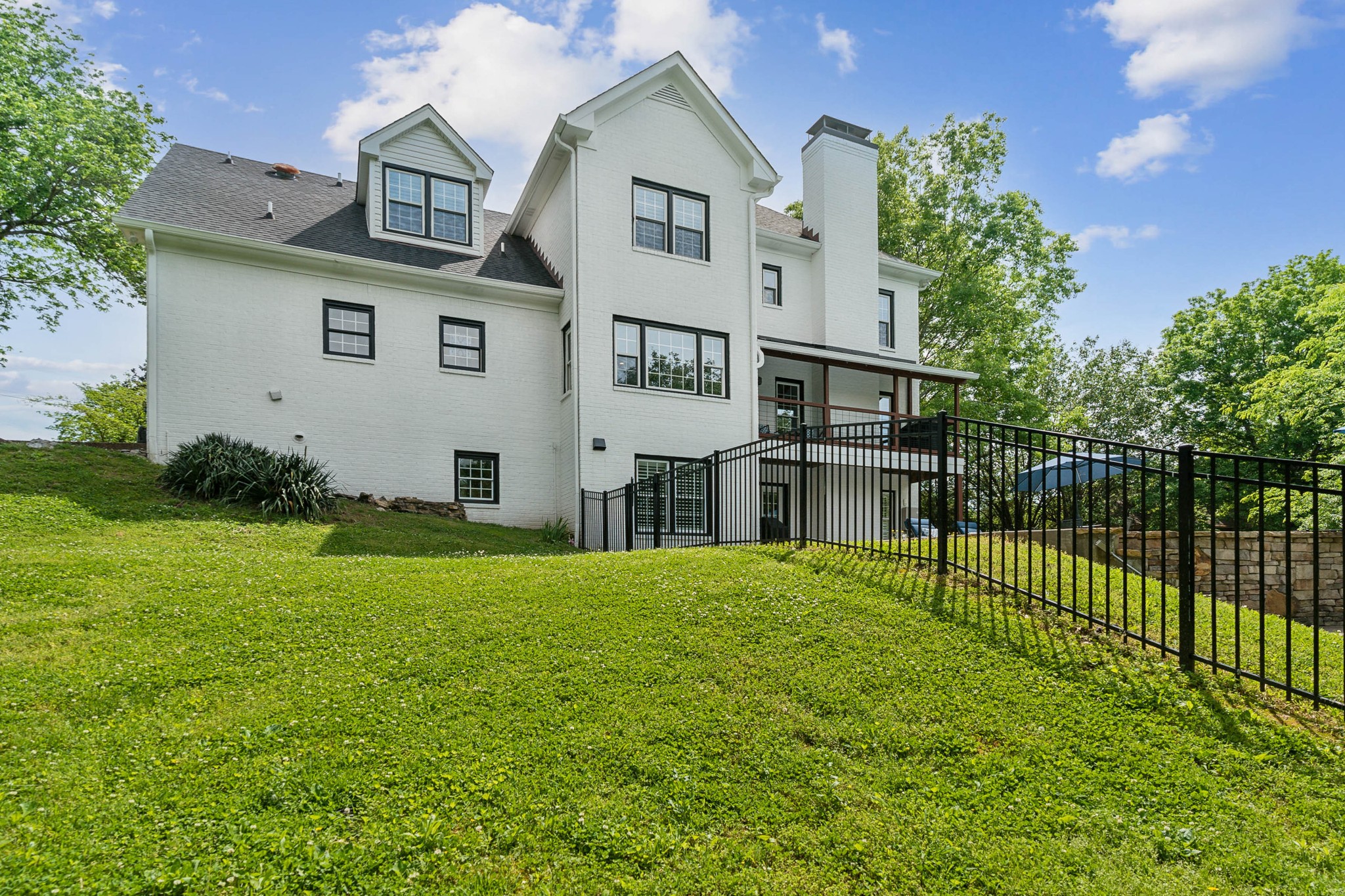 211 Hillside Dr