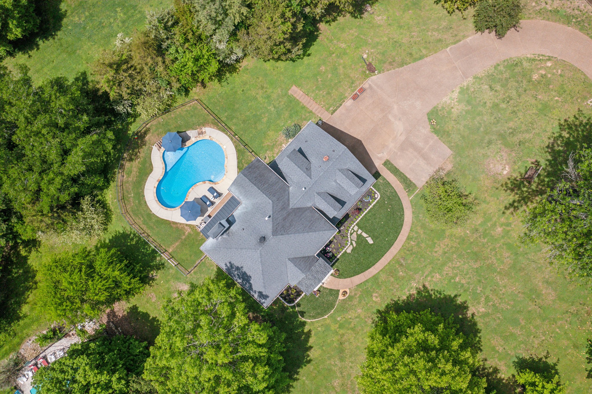 211 Hillside Dr