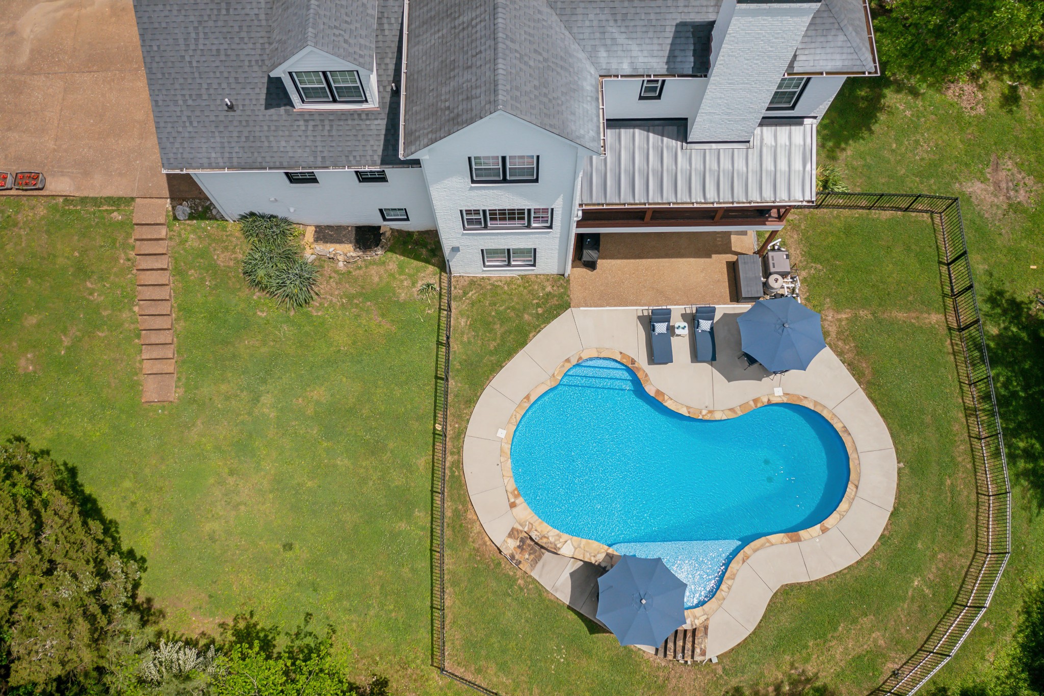 211 Hillside Dr