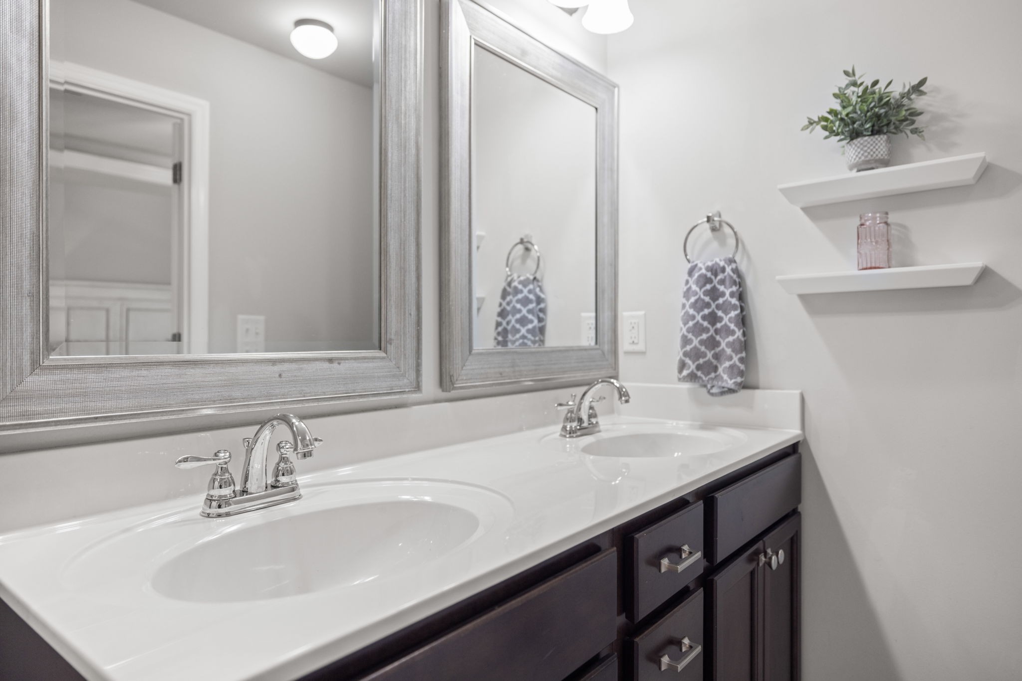 2156 Ravenscourt Dr