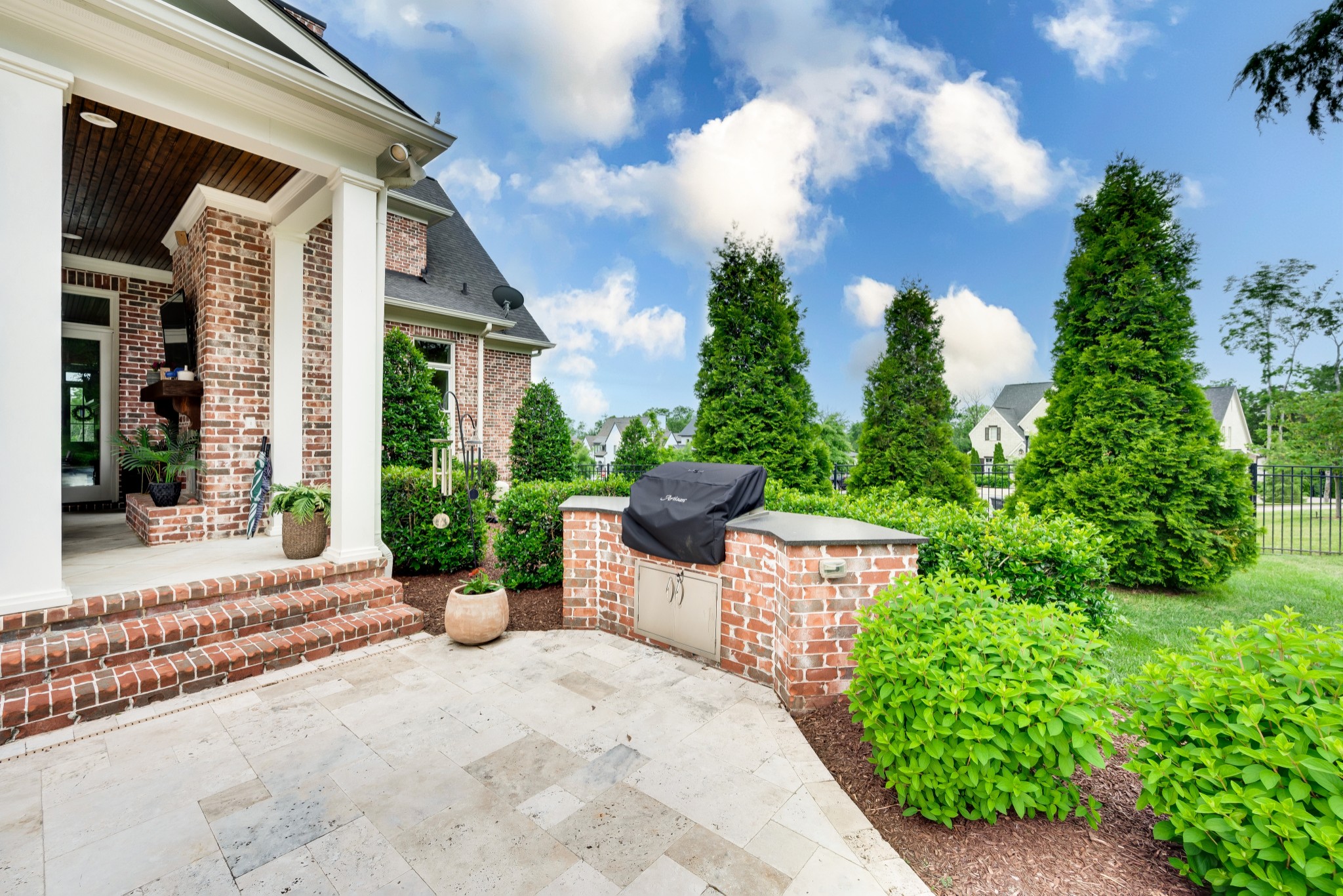 1524 Amesbury Ln