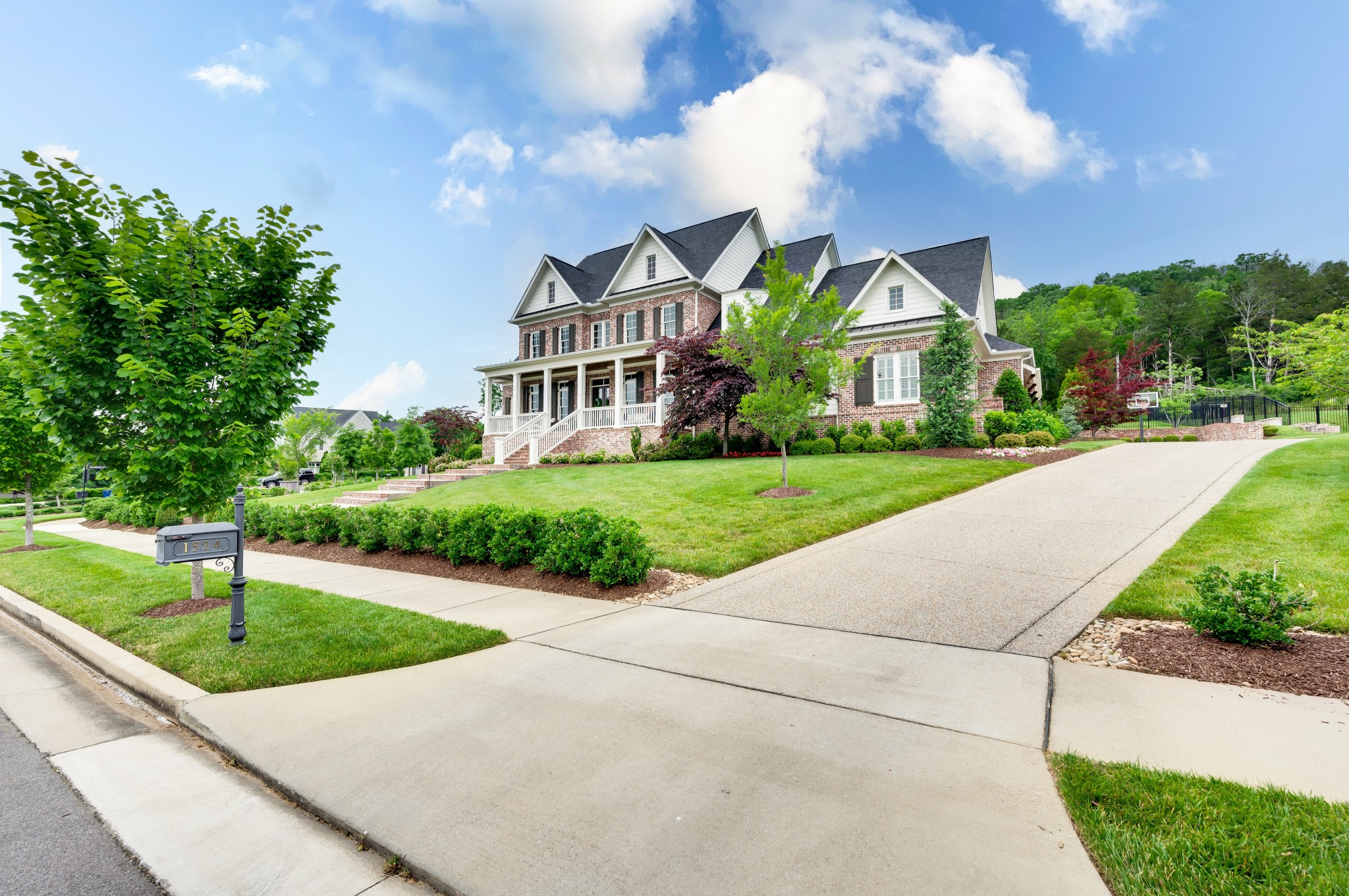 1524 Amesbury Ln