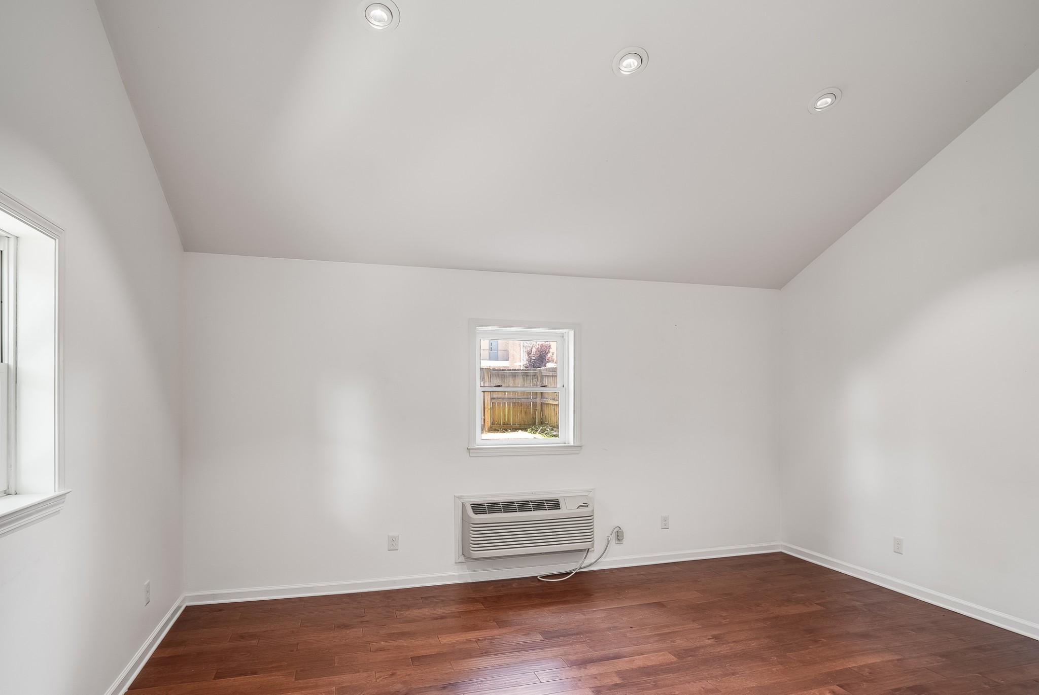 926 Silverdene Pl