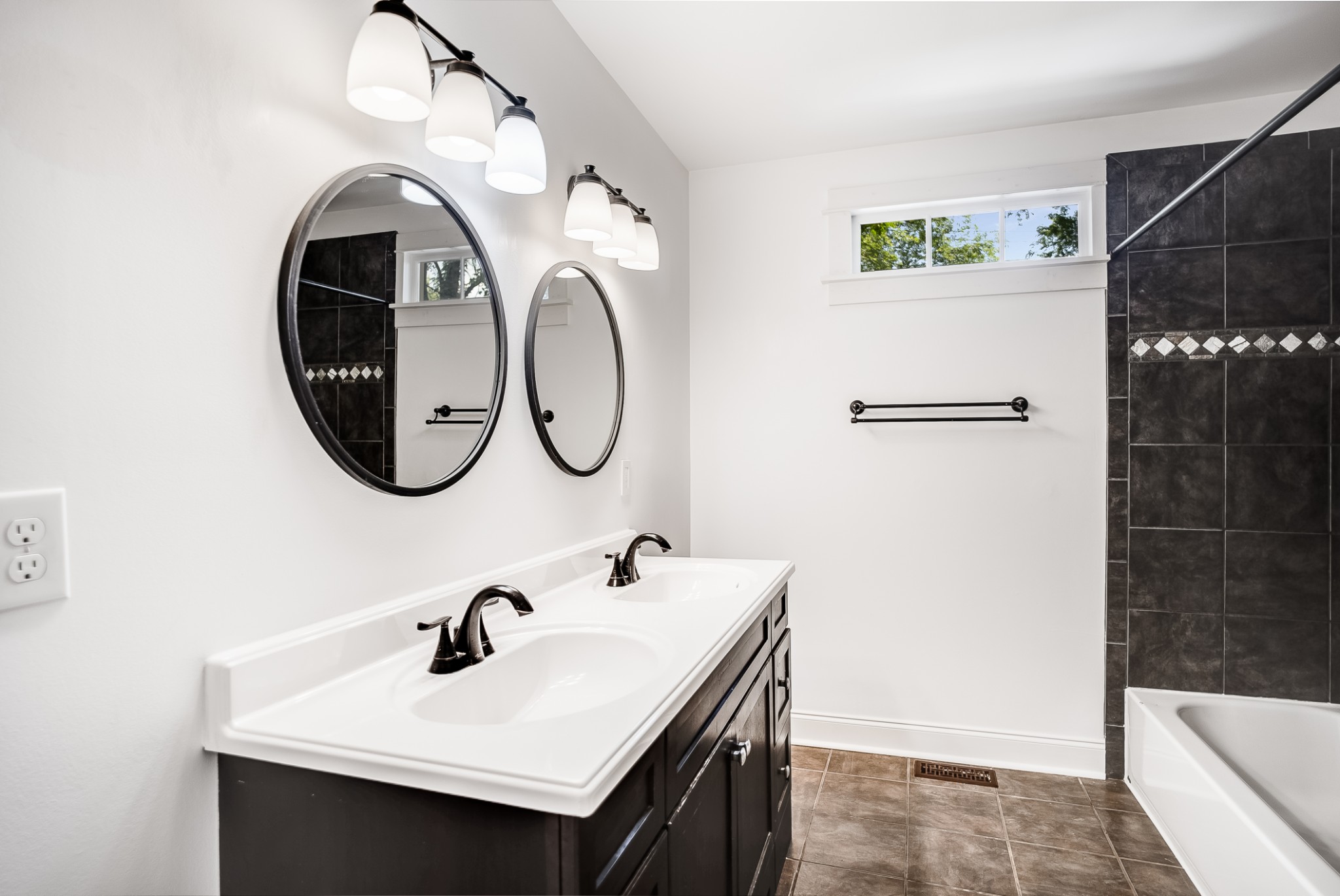 926 Silverdene Pl