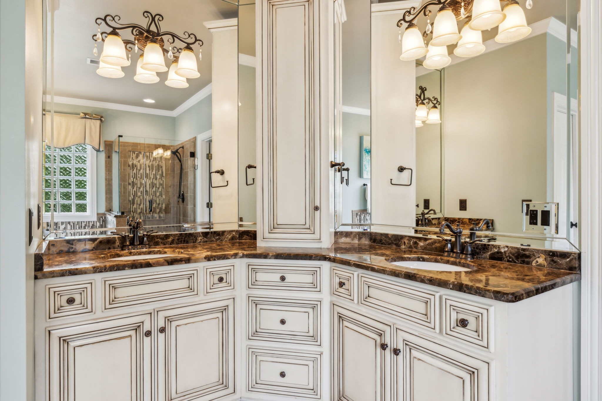 211 Waterbury Cir