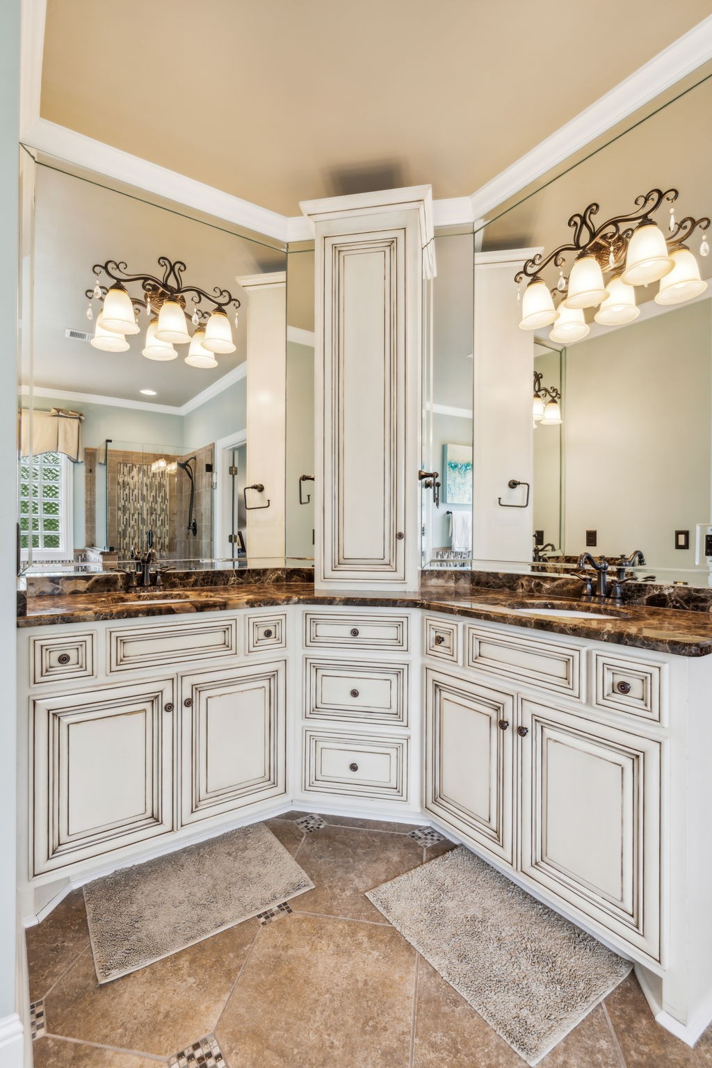 211 Waterbury Cir