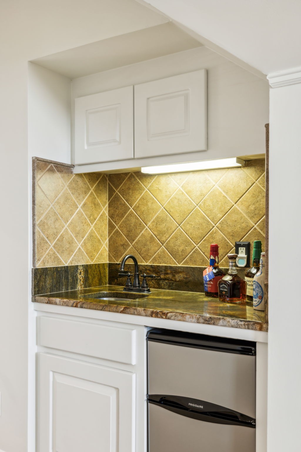 211 Waterbury Cir