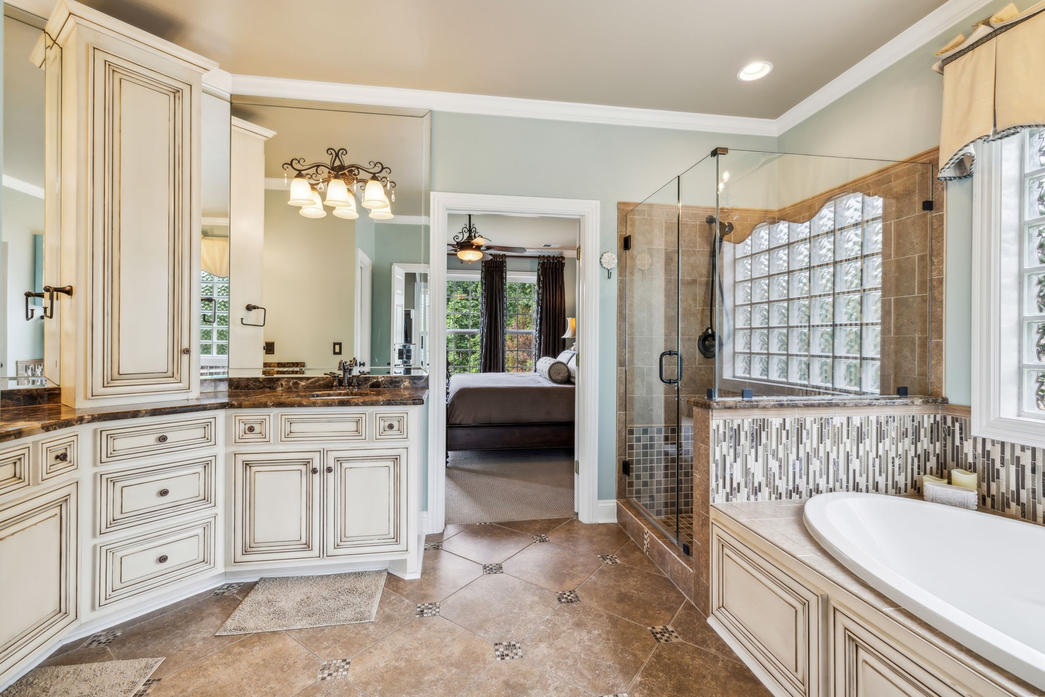 211 Waterbury Cir
