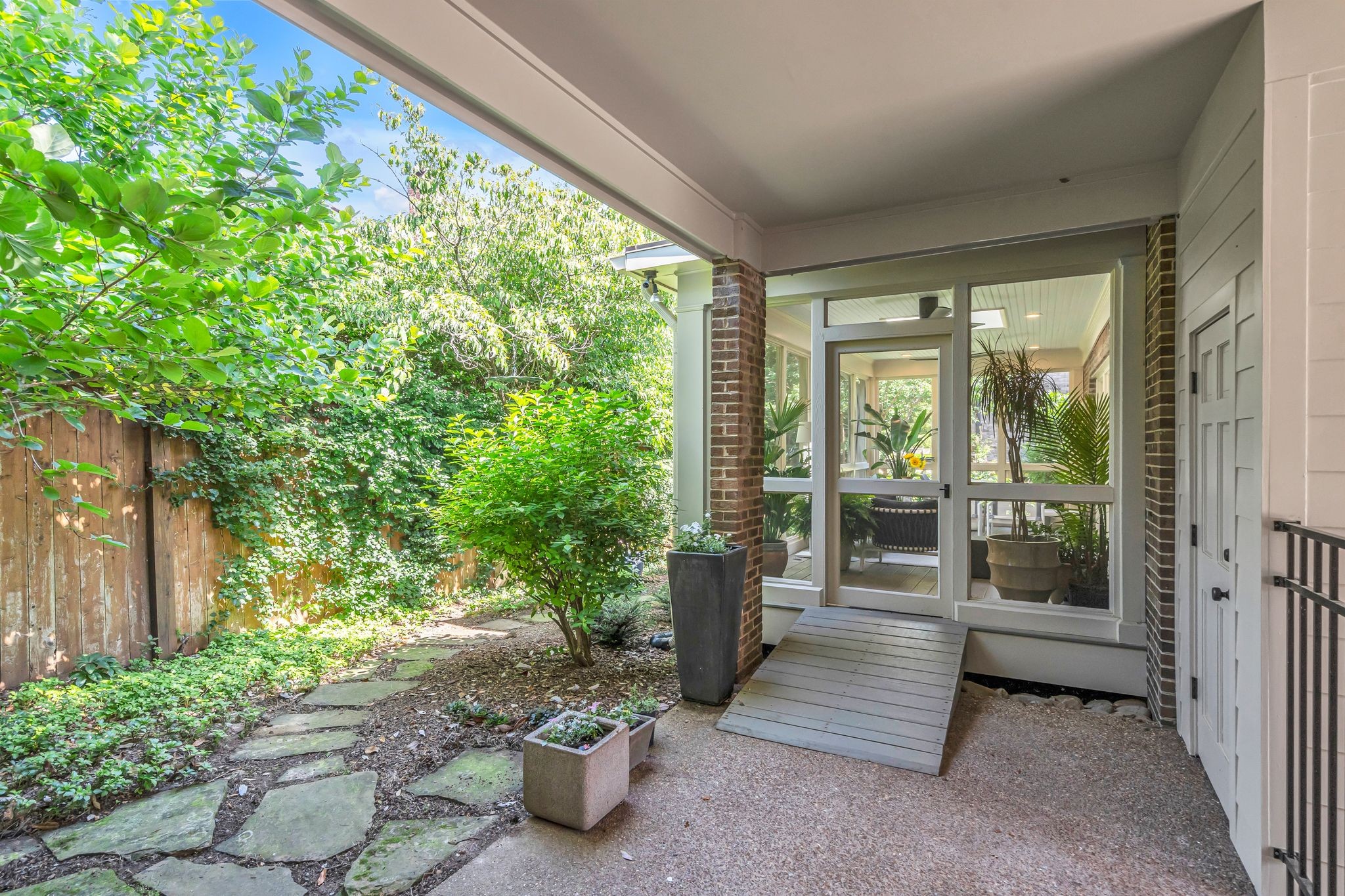 204 Longwood Ct