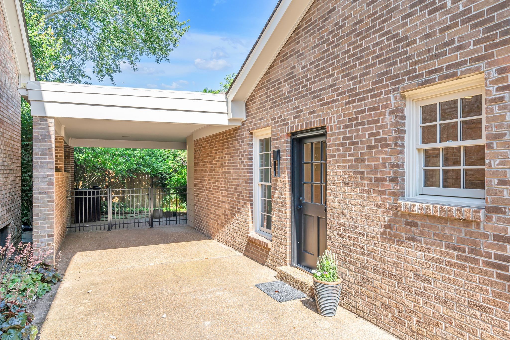 204 Longwood Ct