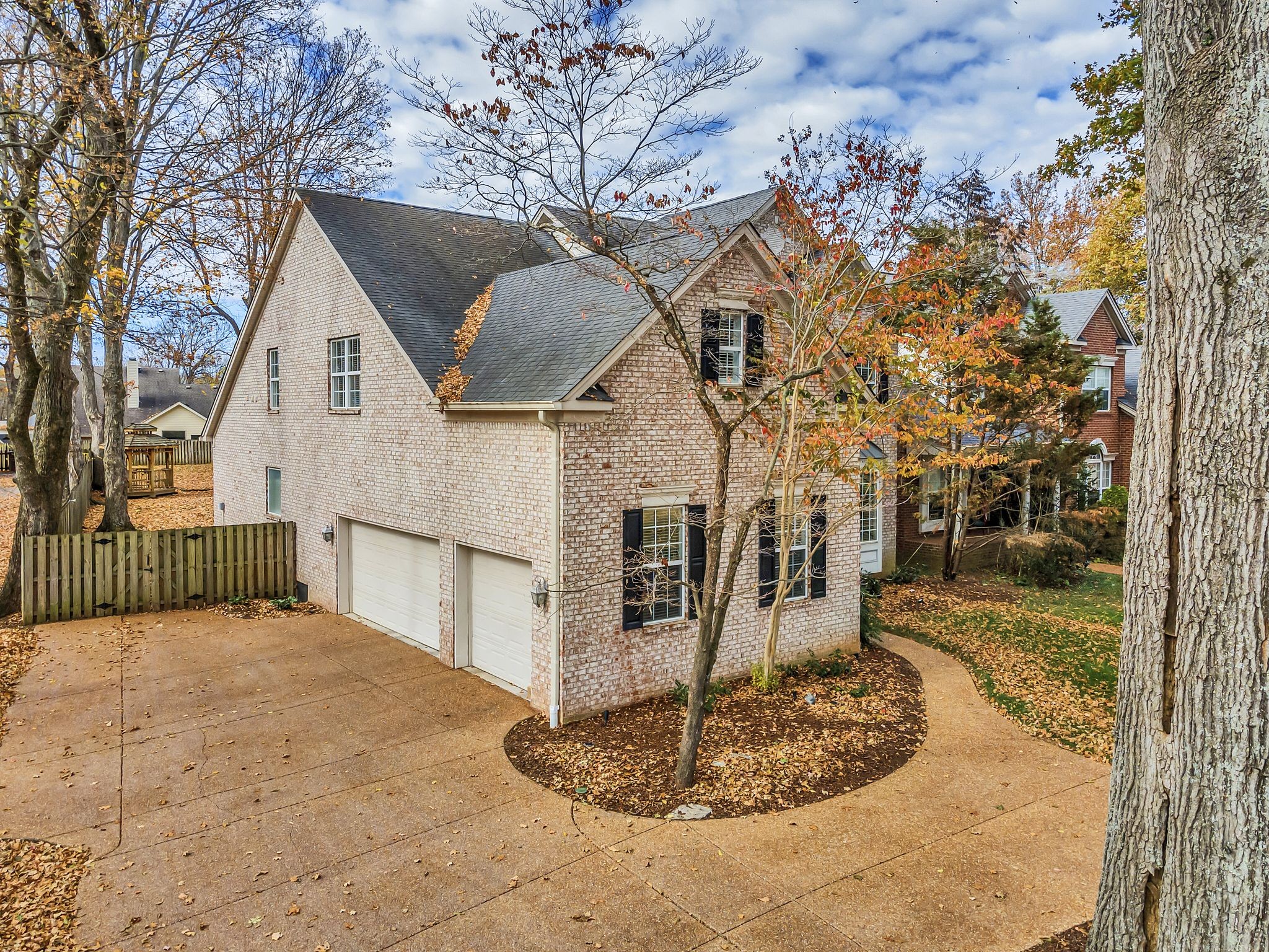 4133 Lealand Ln