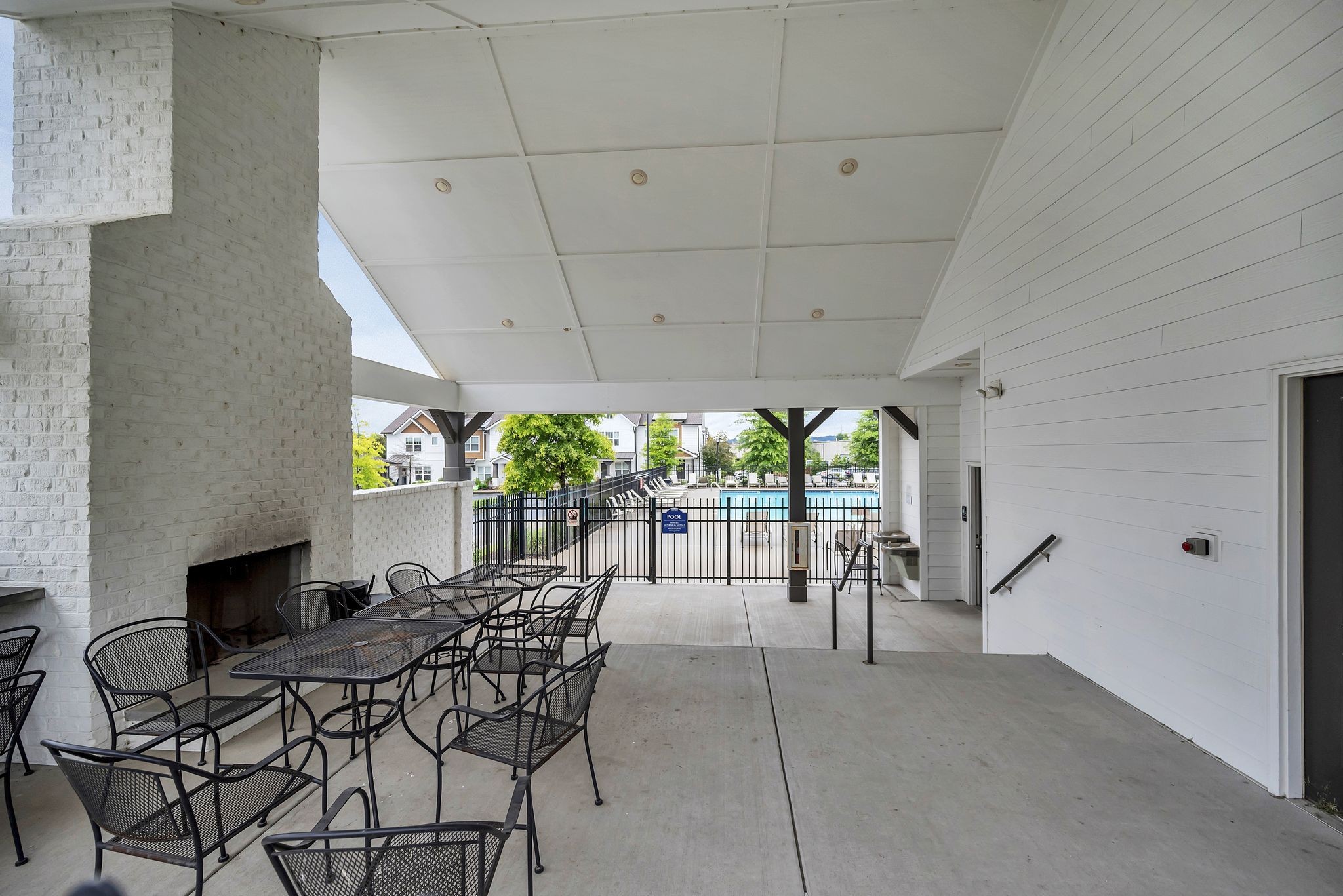 118 W Mill Dr