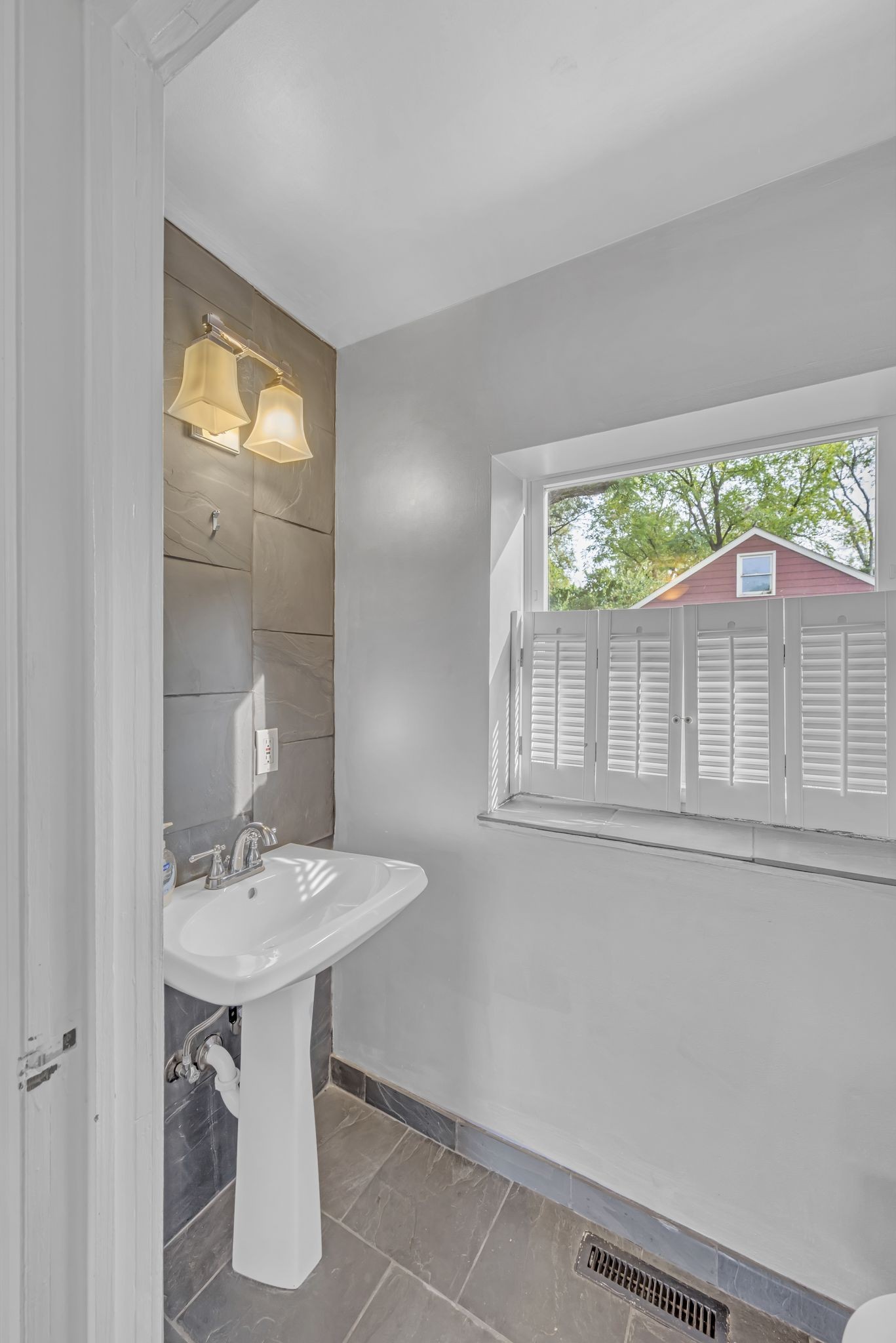 1501 Clifton Ln