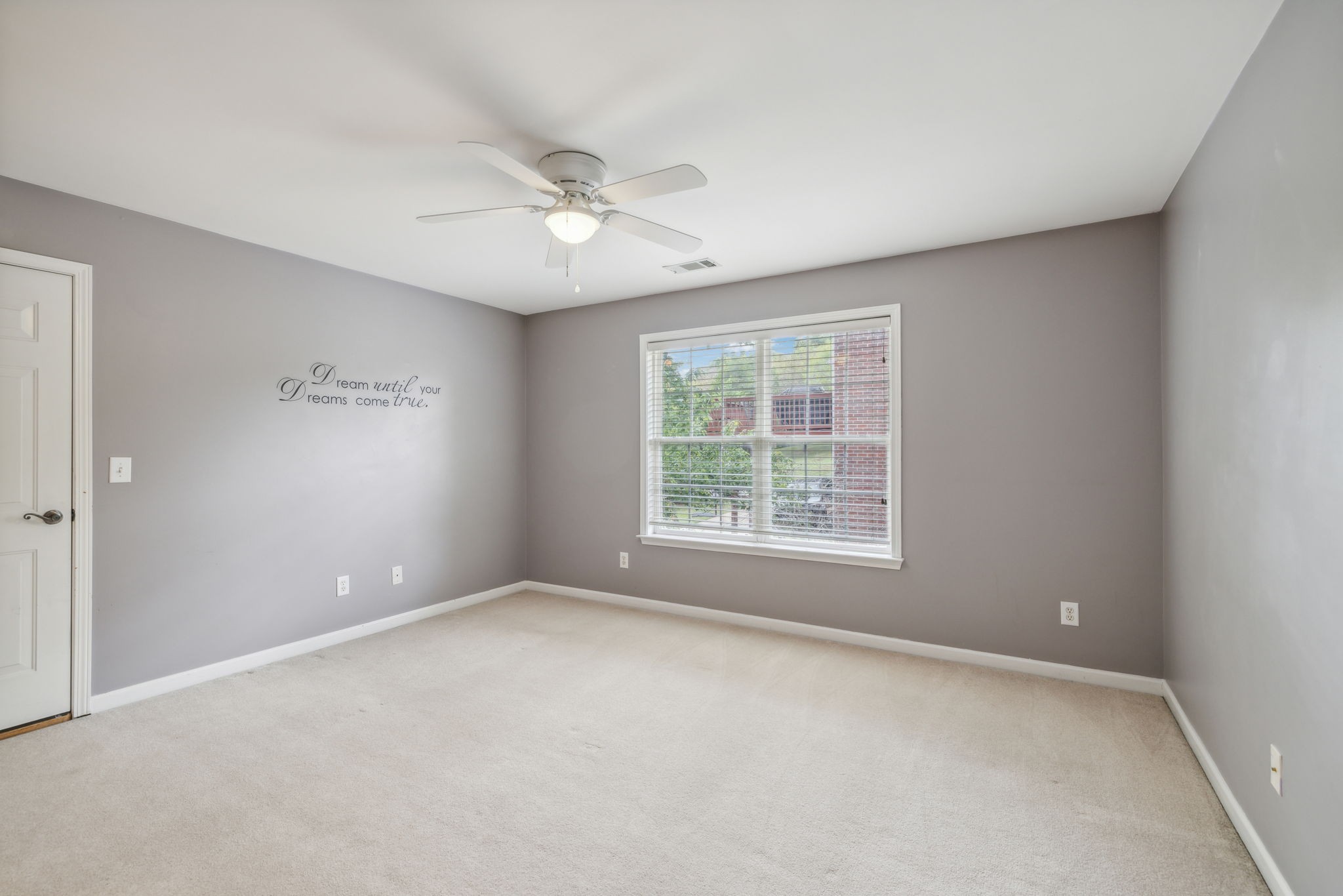 1585 Red Oak Ln