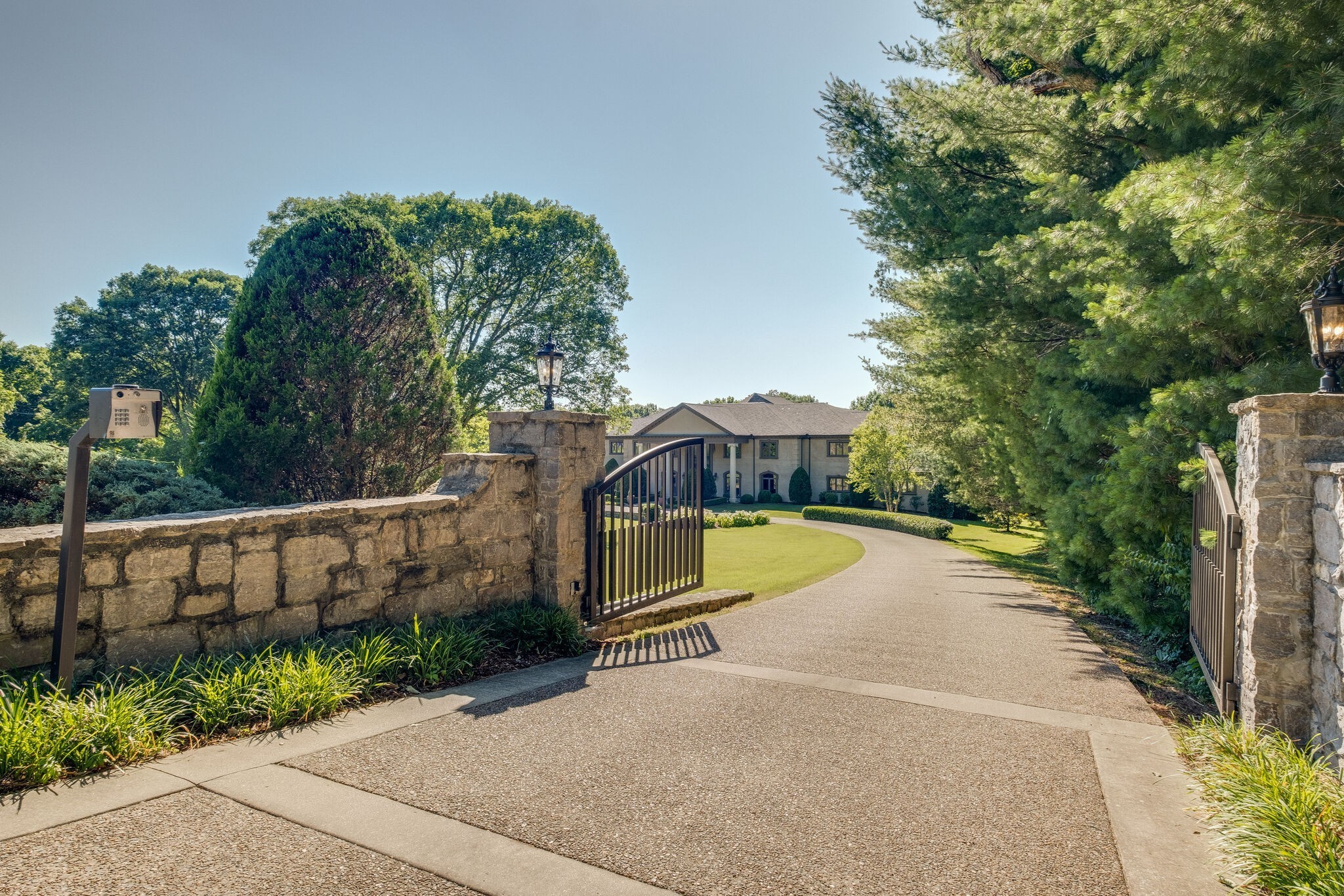 6261 Hillsboro Pike