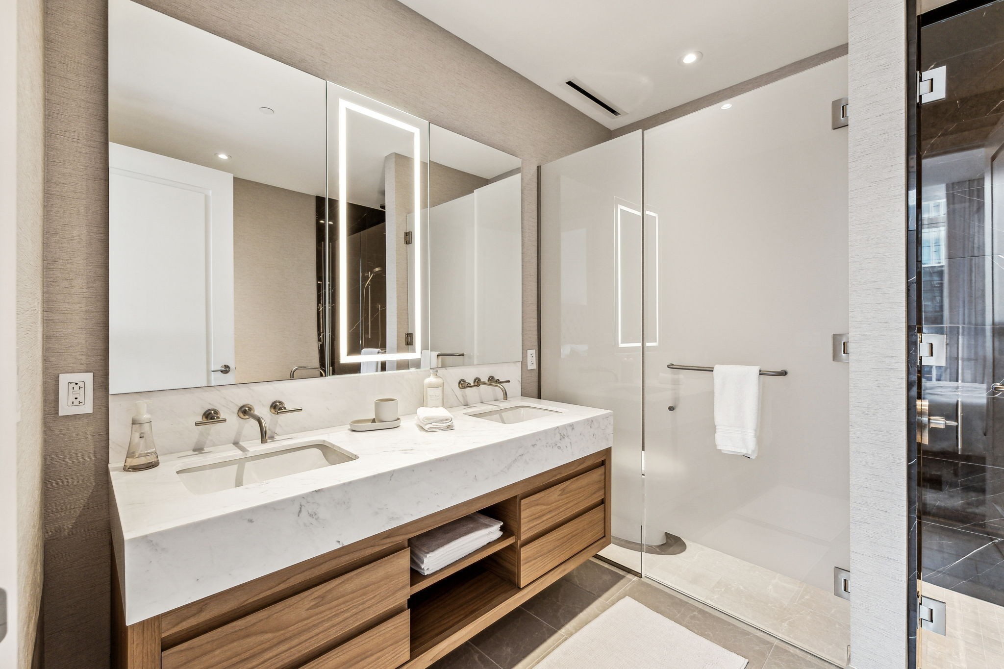 160 2nd Ave, S Unit: 2102
