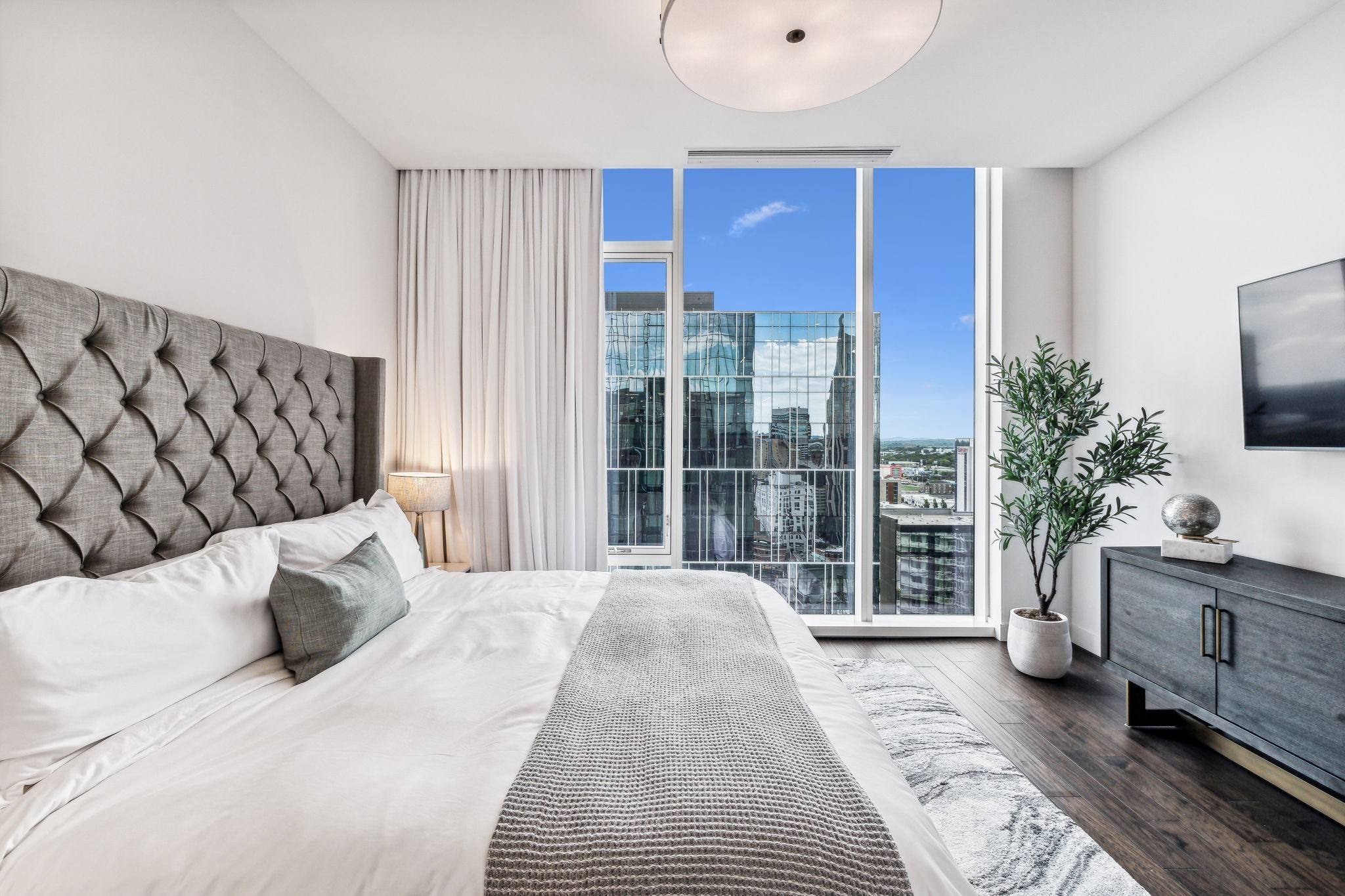 160 2nd Ave, S Unit: 2102