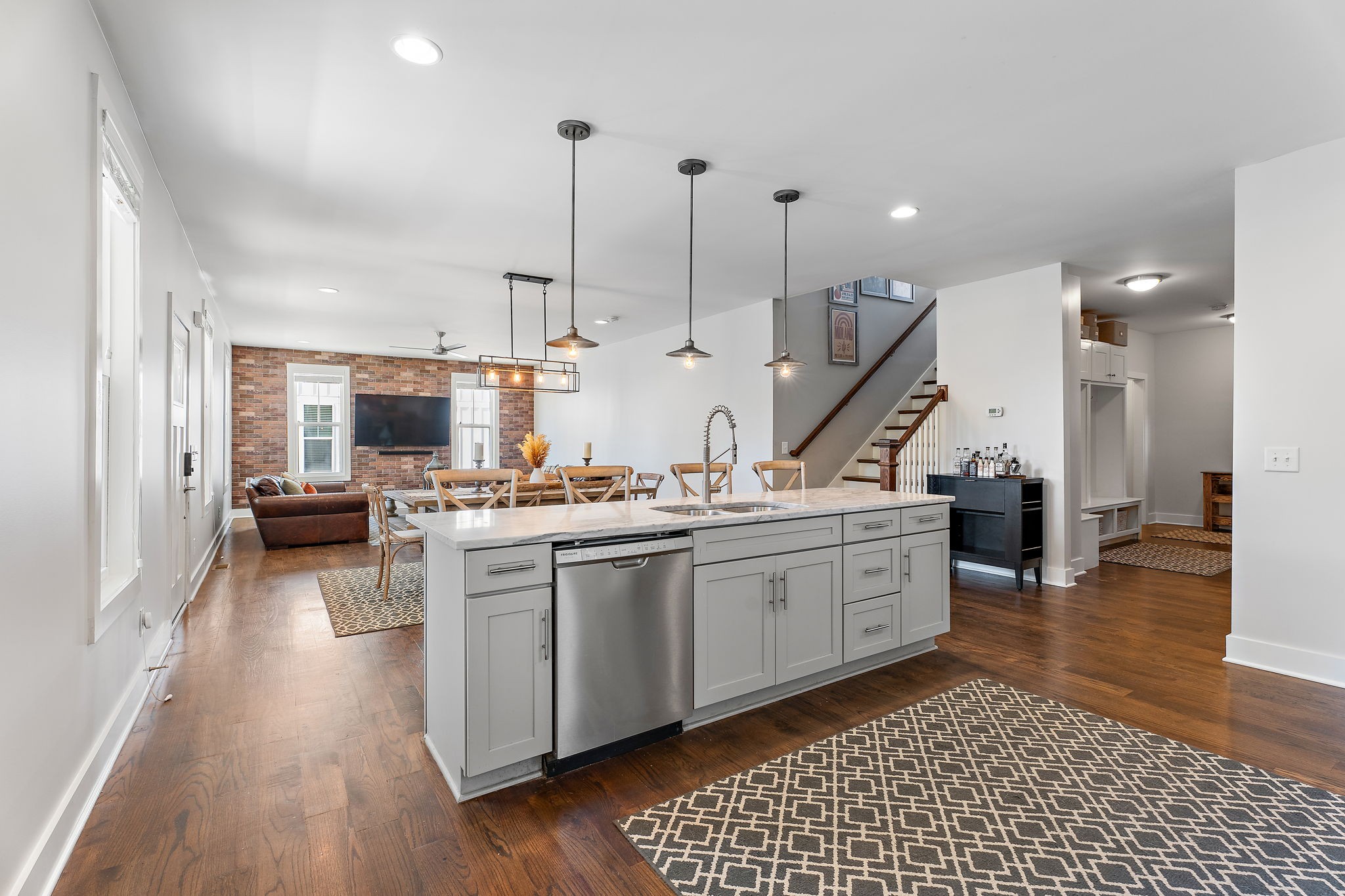 103 Creighton Ave