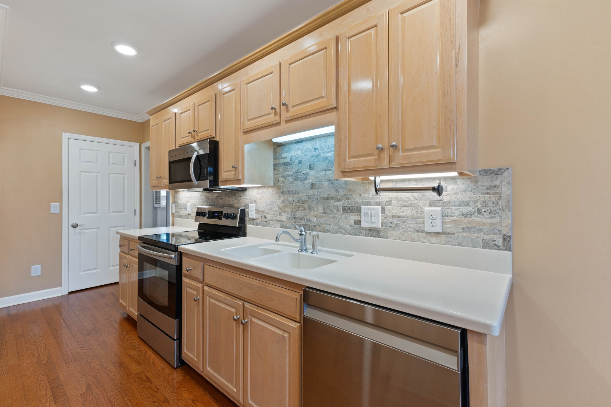 8023 Sunrise Cir