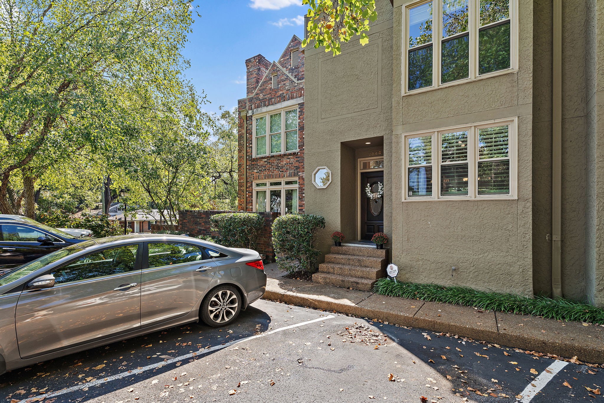 2844 Woodlawn Dr