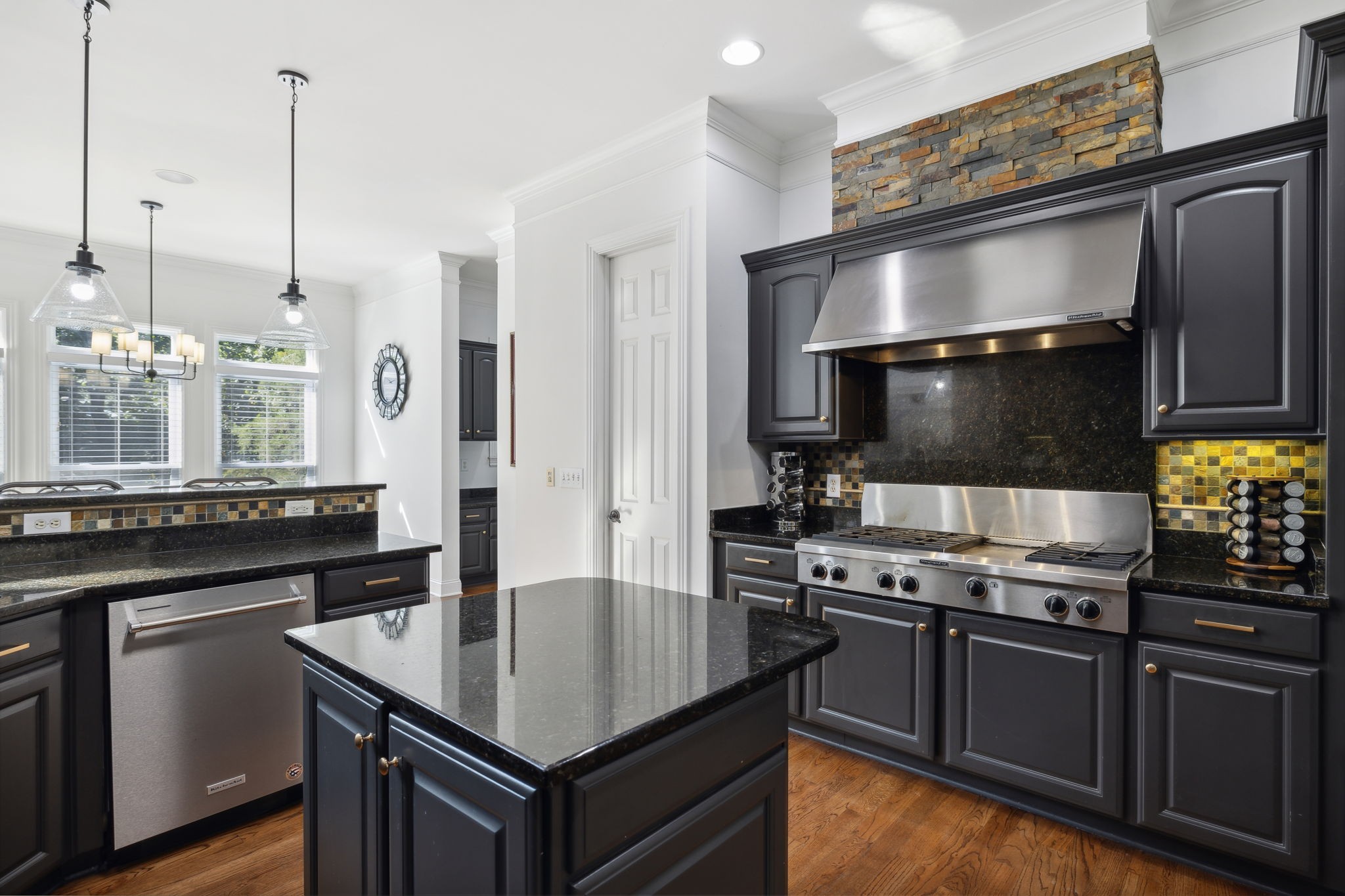 6884 Walnut Hills Dr