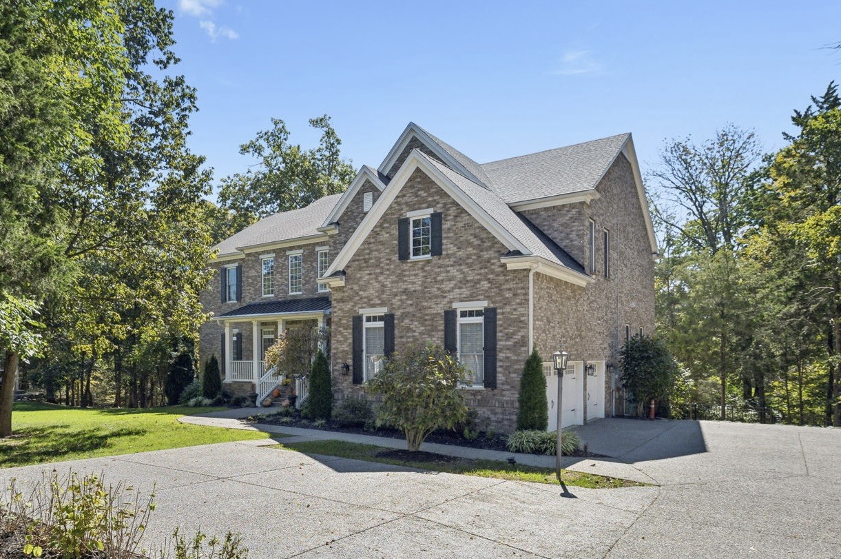 6884 Walnut Hills Dr