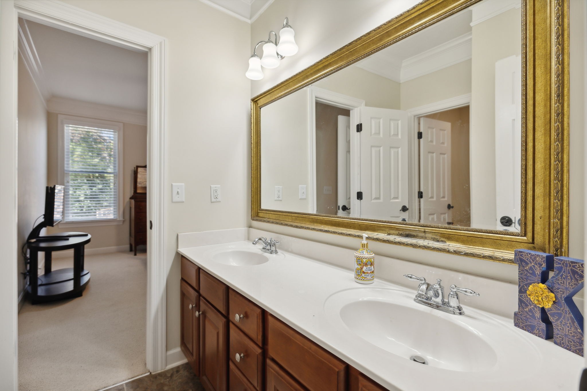 6884 Walnut Hills Dr