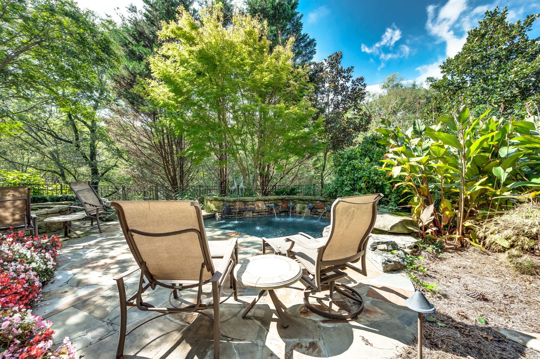 825 Pipers Ln