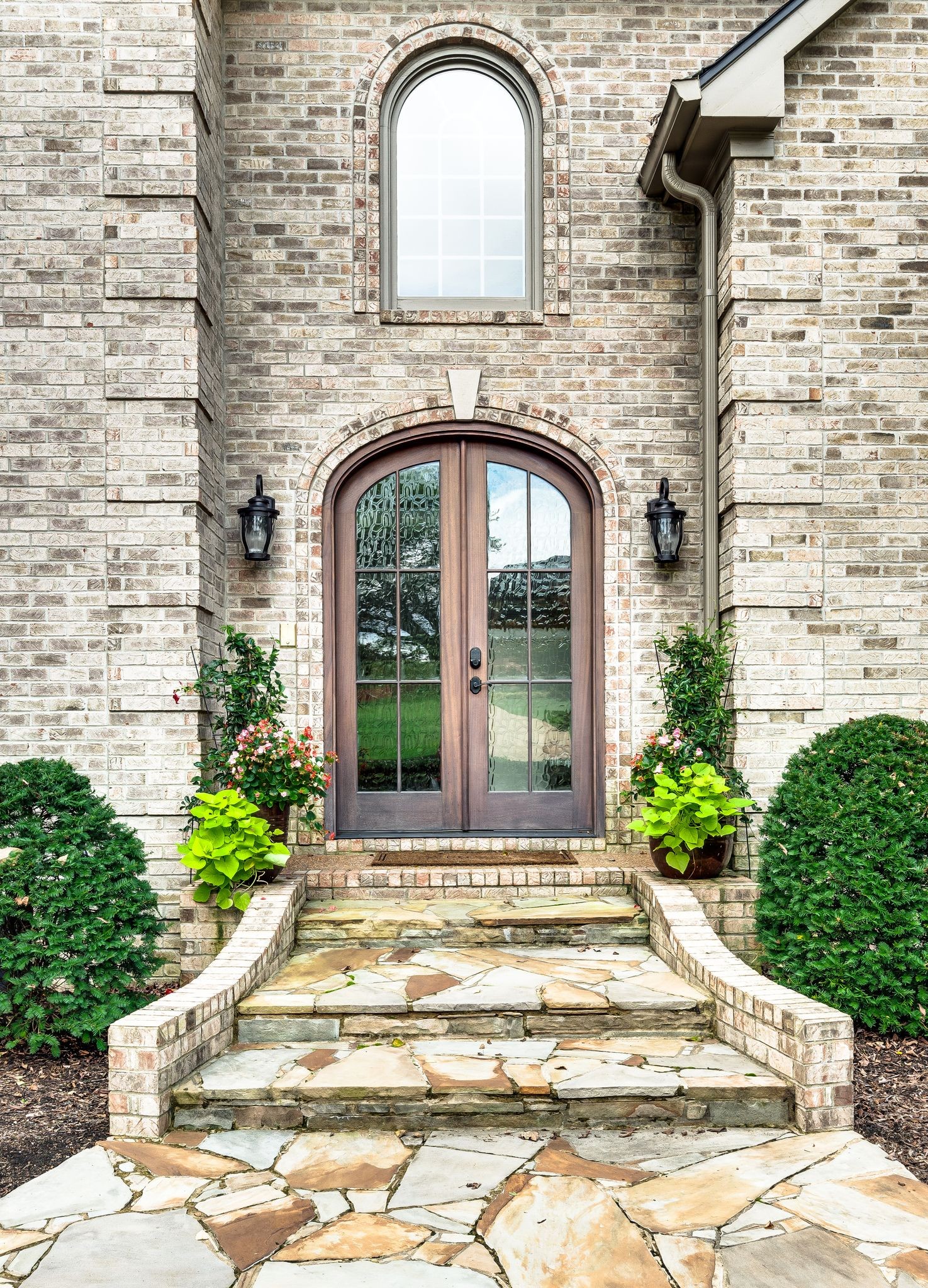 825 Pipers Ln