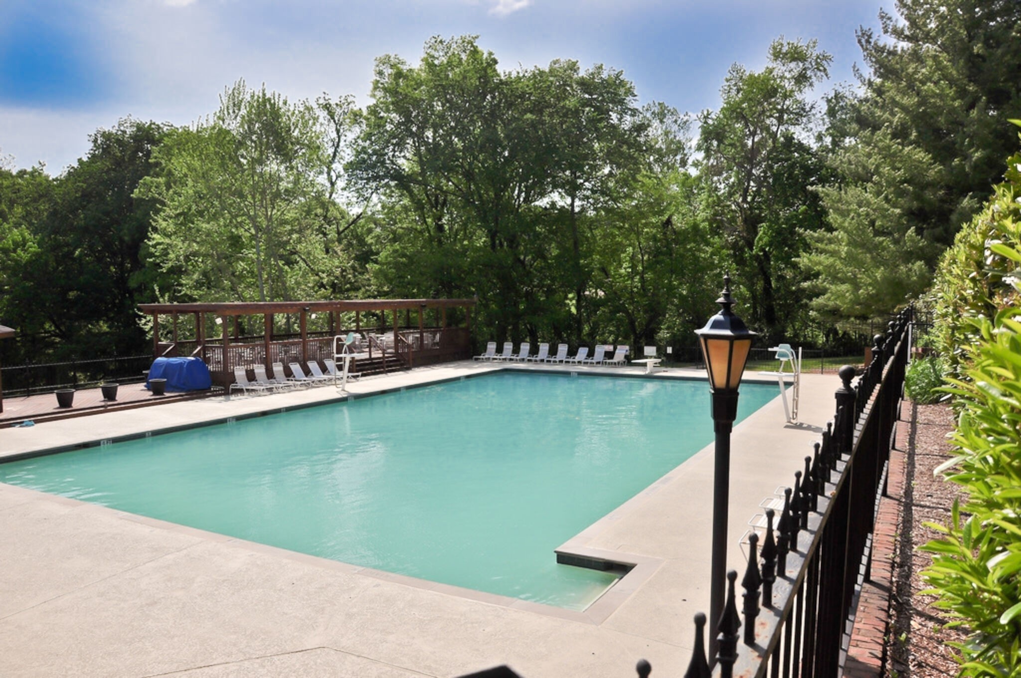 825 Pipers Ln
