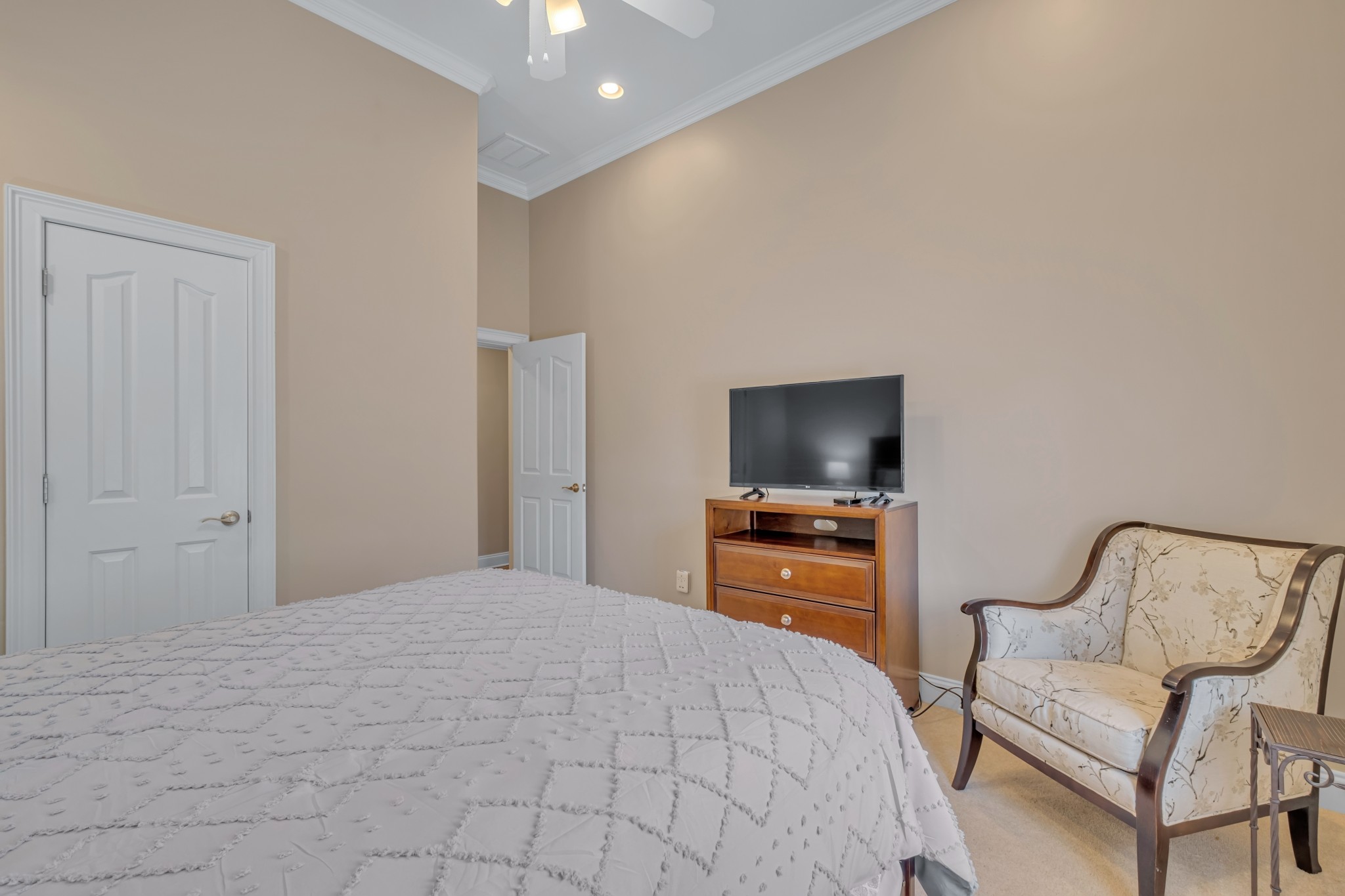 808 Aldwych Circle