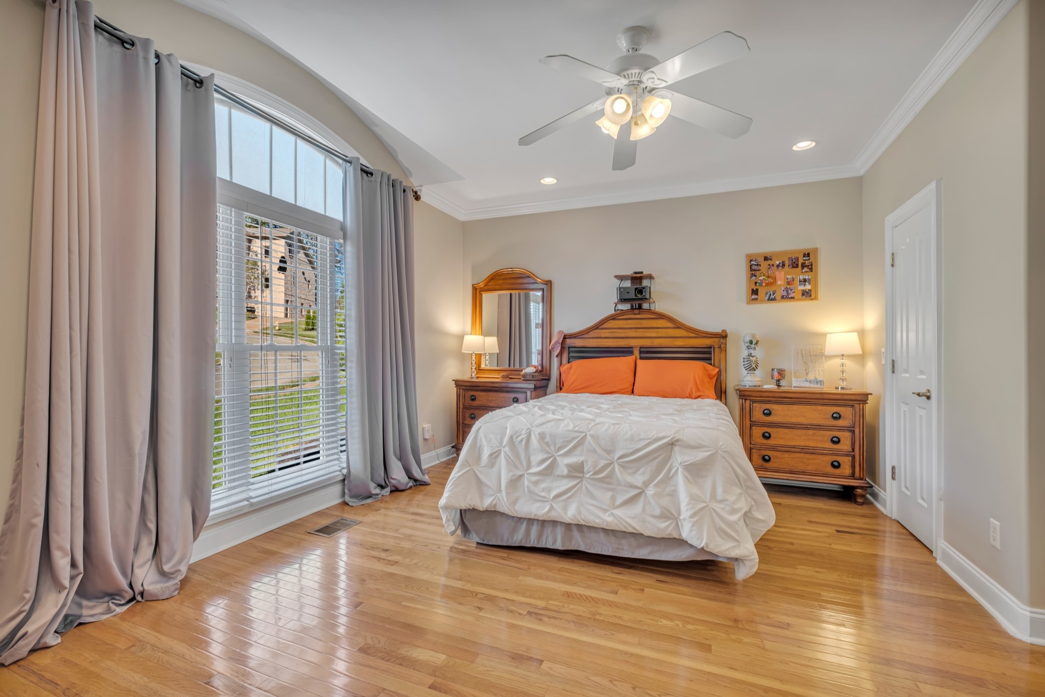 808 Aldwych Circle