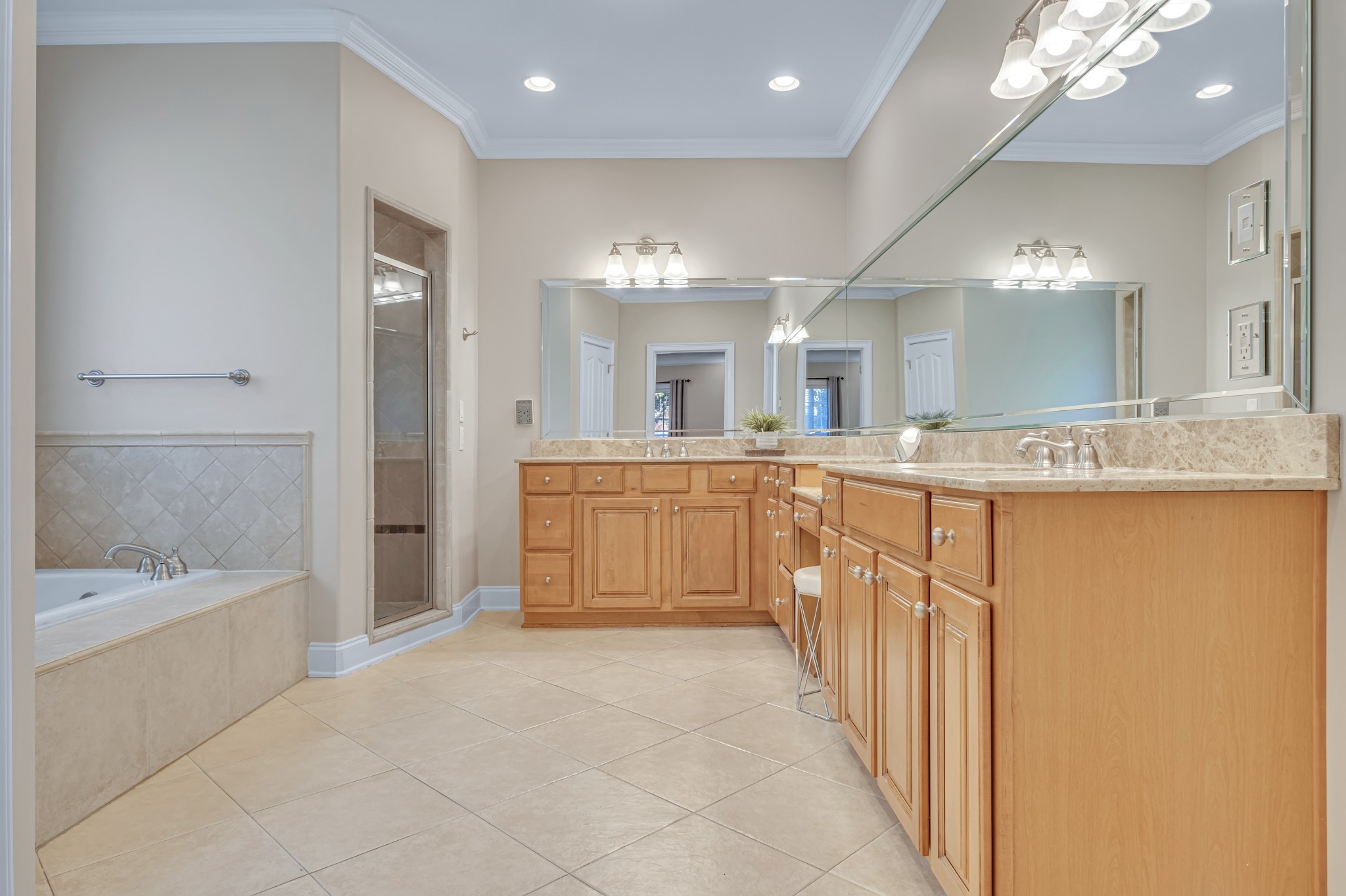 808 Aldwych Circle
