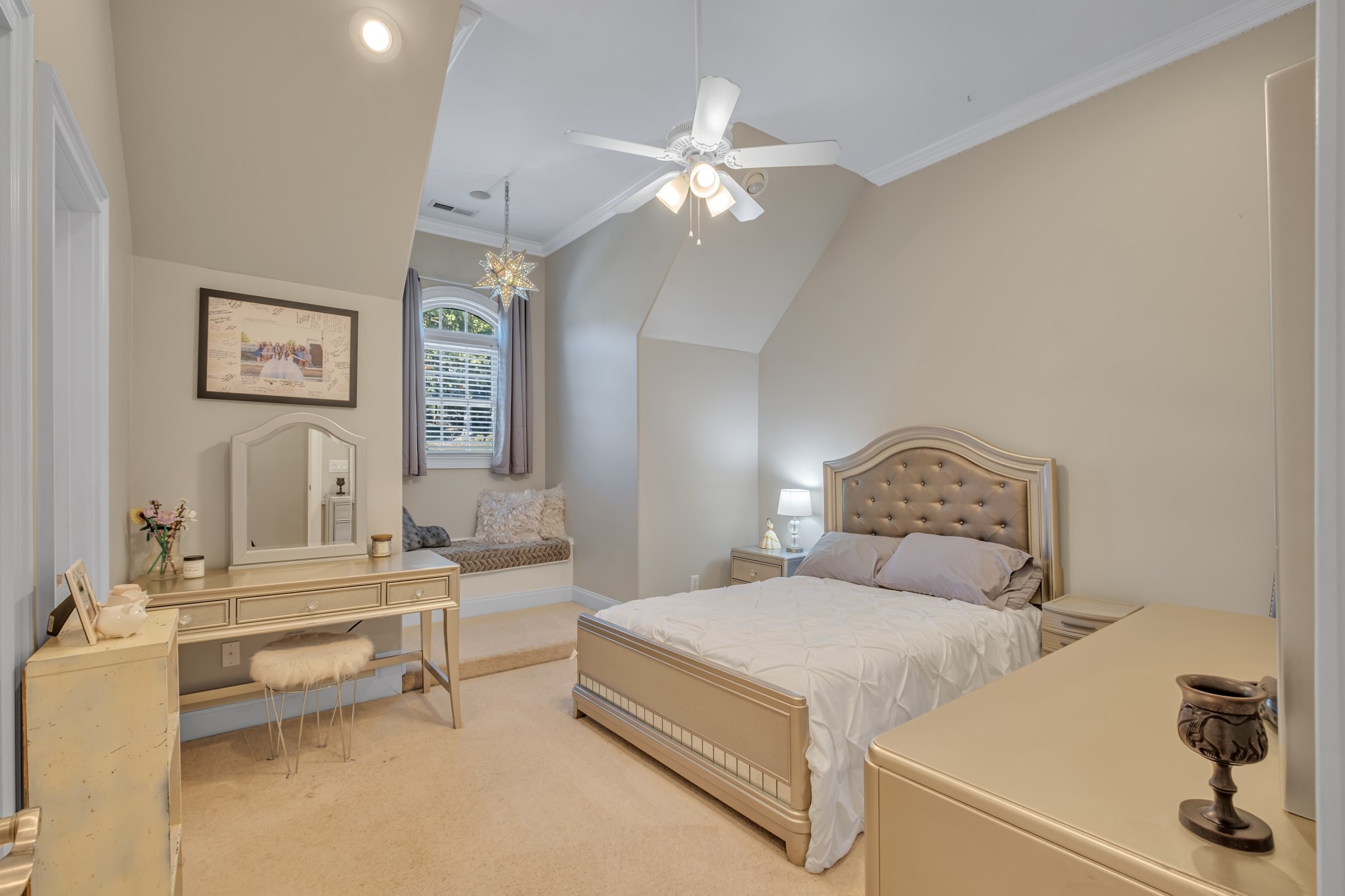 808 Aldwych Circle