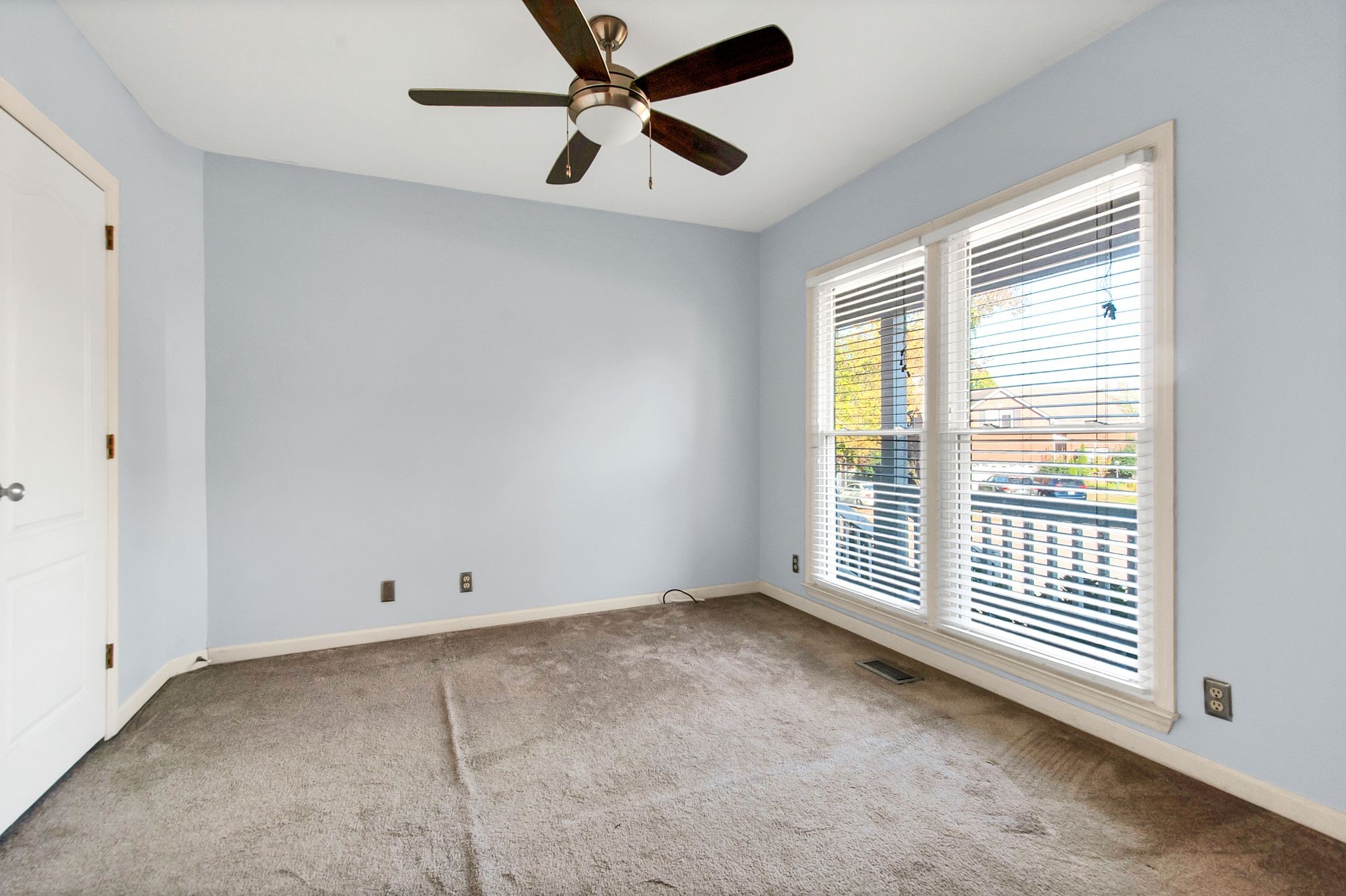 605 S Riverbend Ct