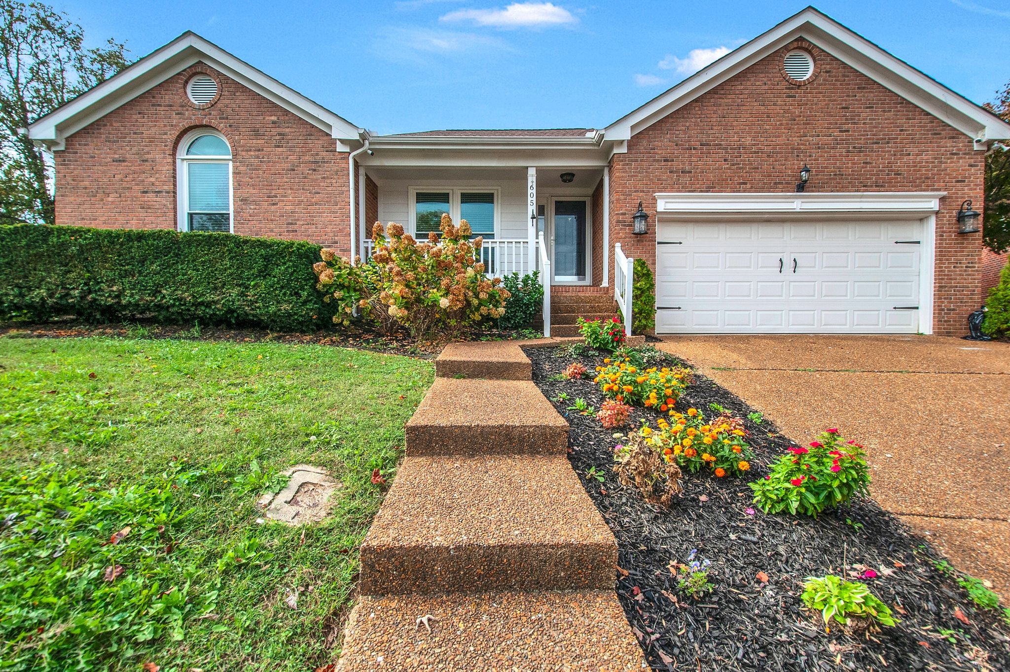 605 S Riverbend Ct