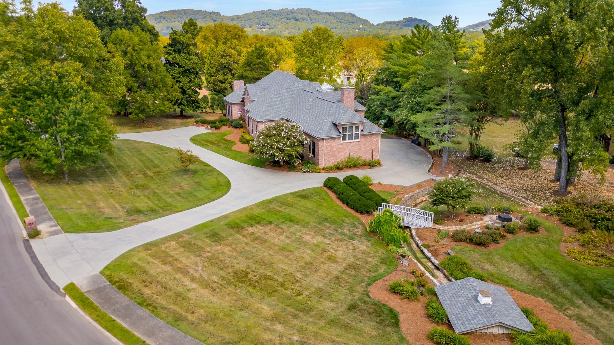 525 Dekemont Lane