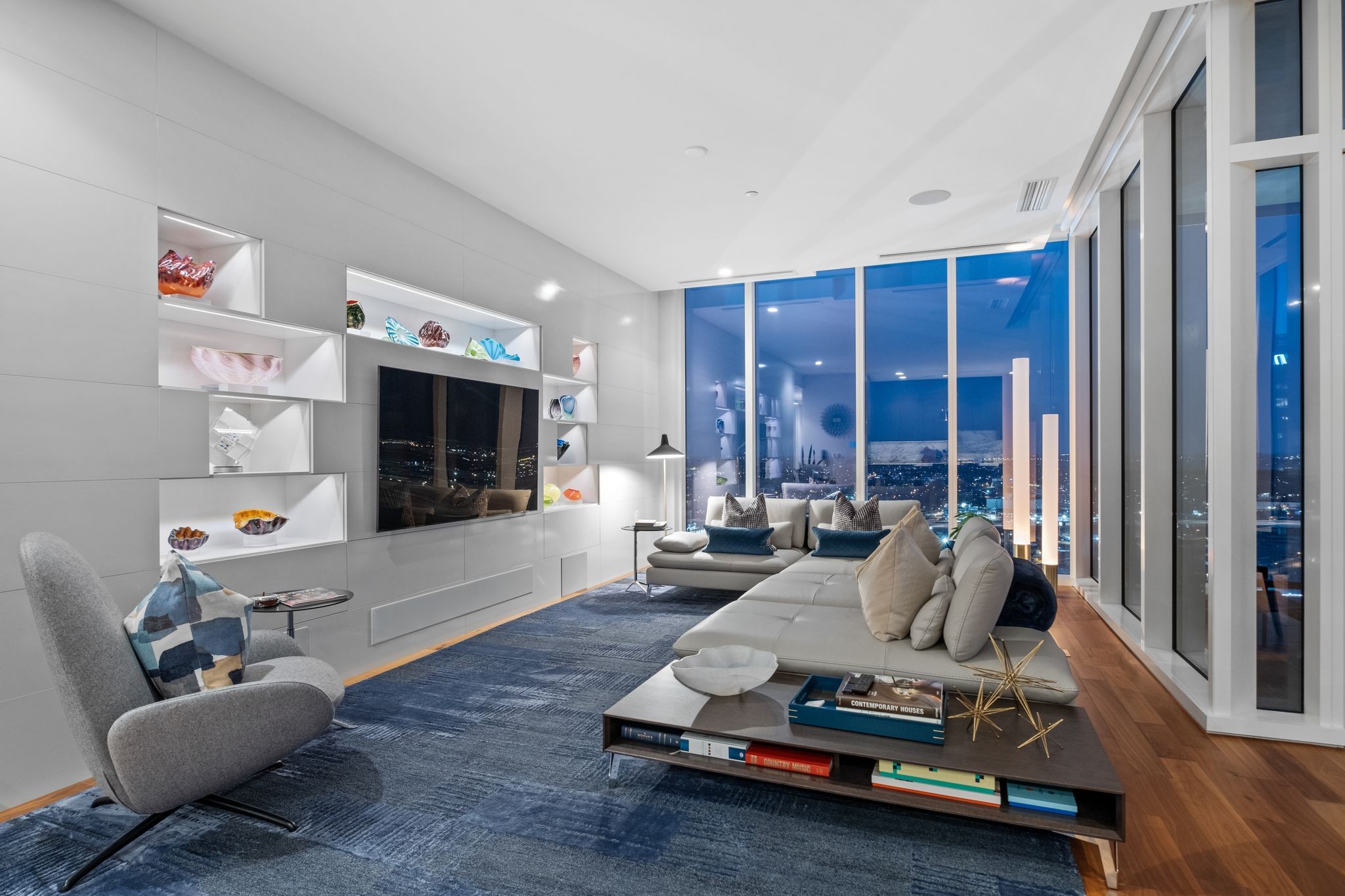 160 2nd Ave, S Unit: 2704