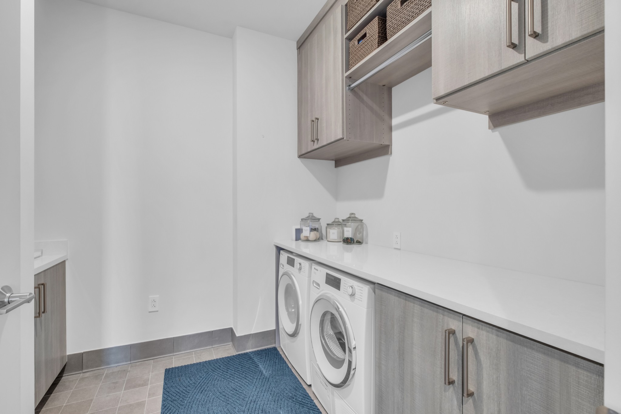 160 2nd Ave, S Unit: 2704