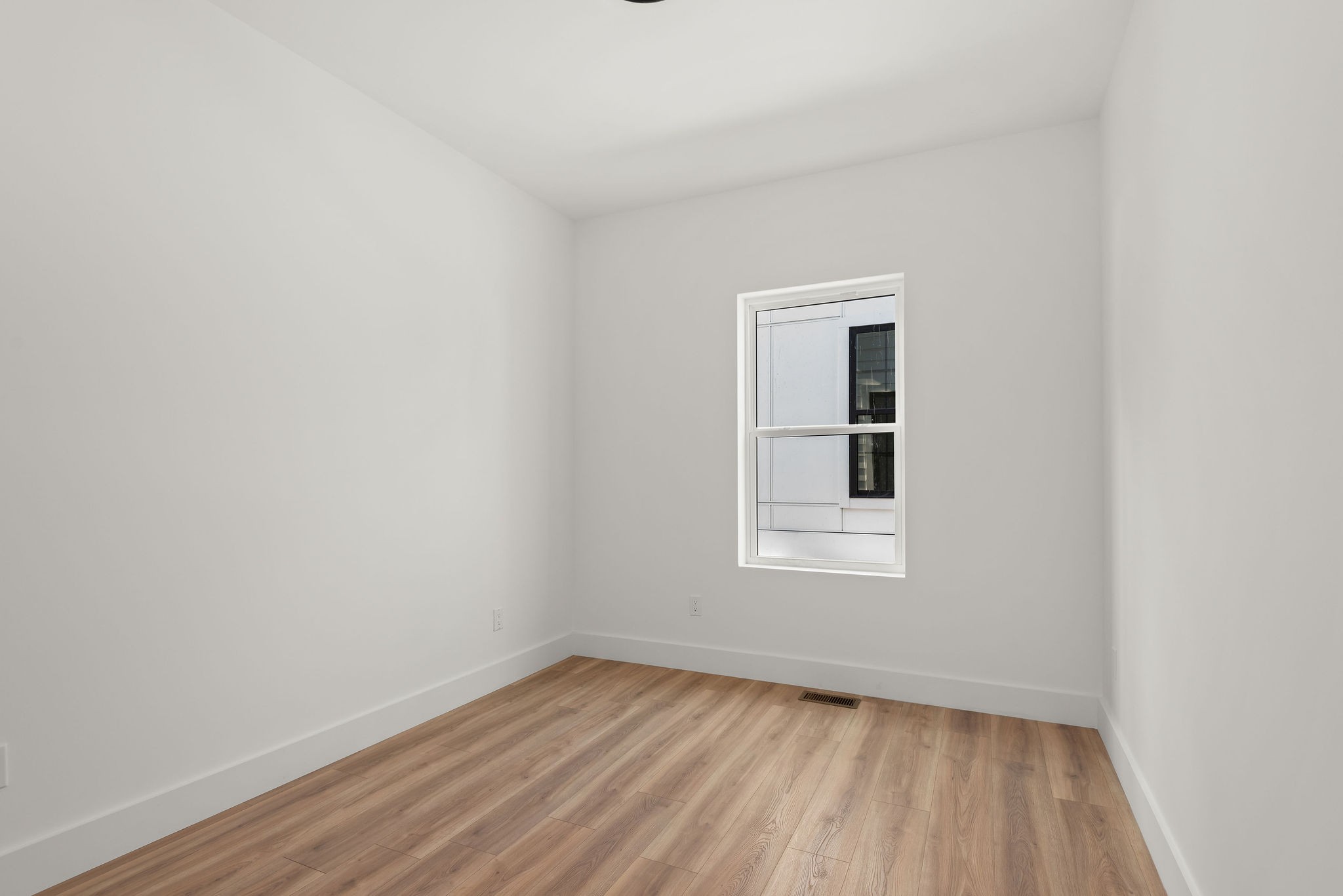 322A Queen Ave