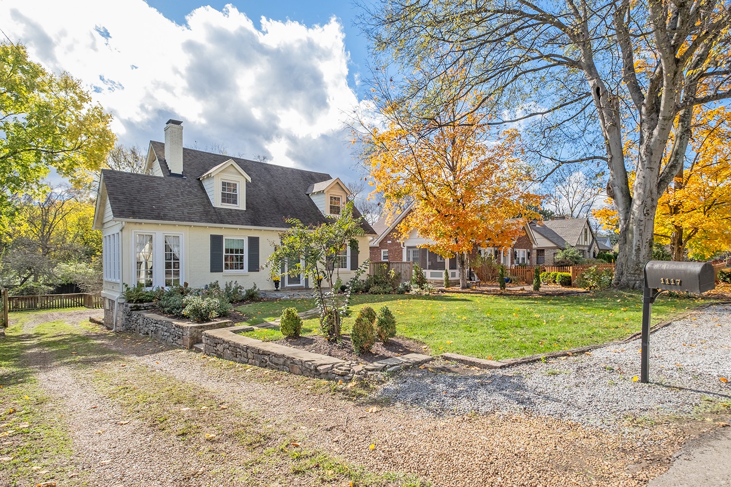 1117 Graybar Ln