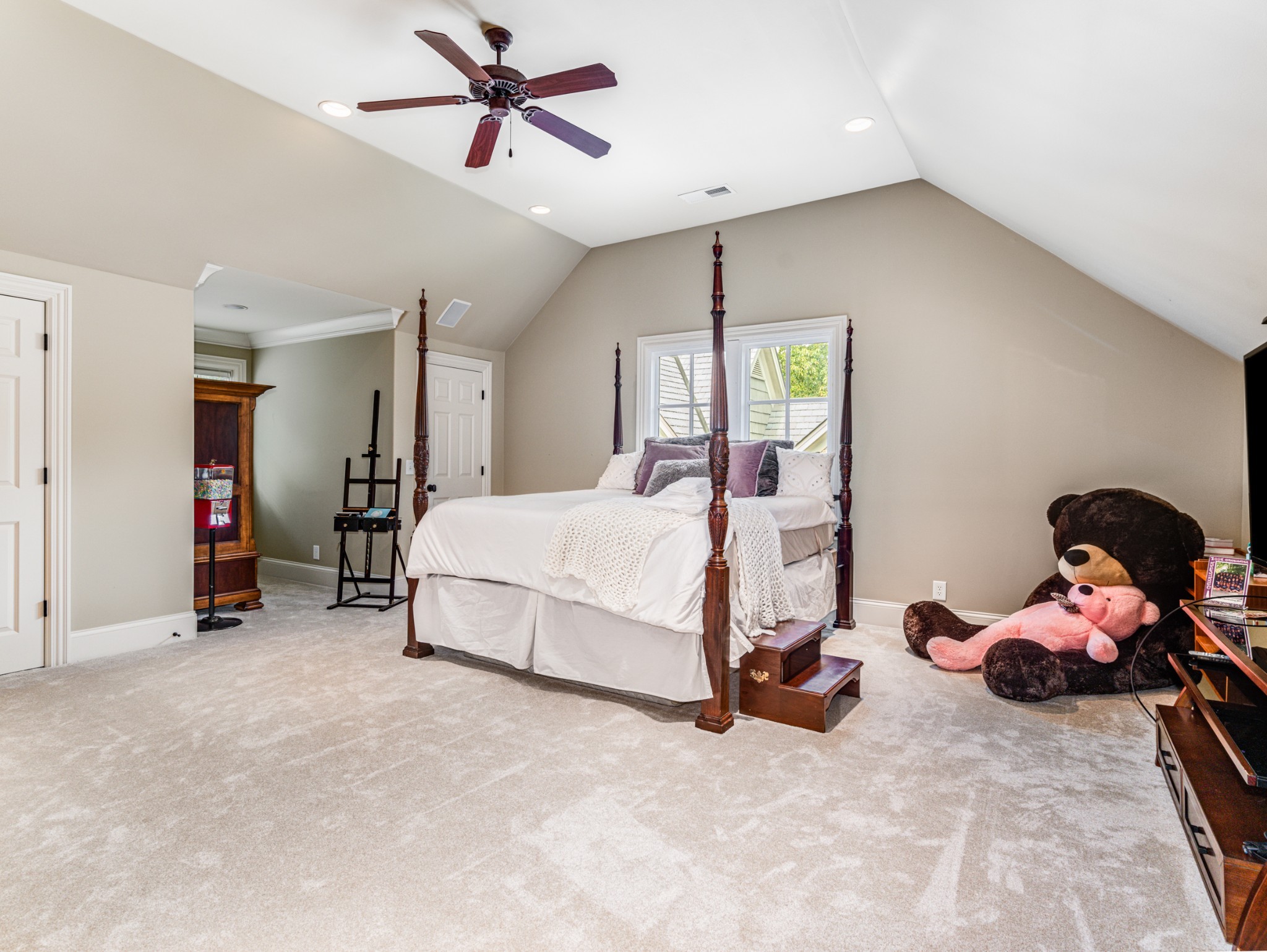 1066 Vaughn Crest Dr